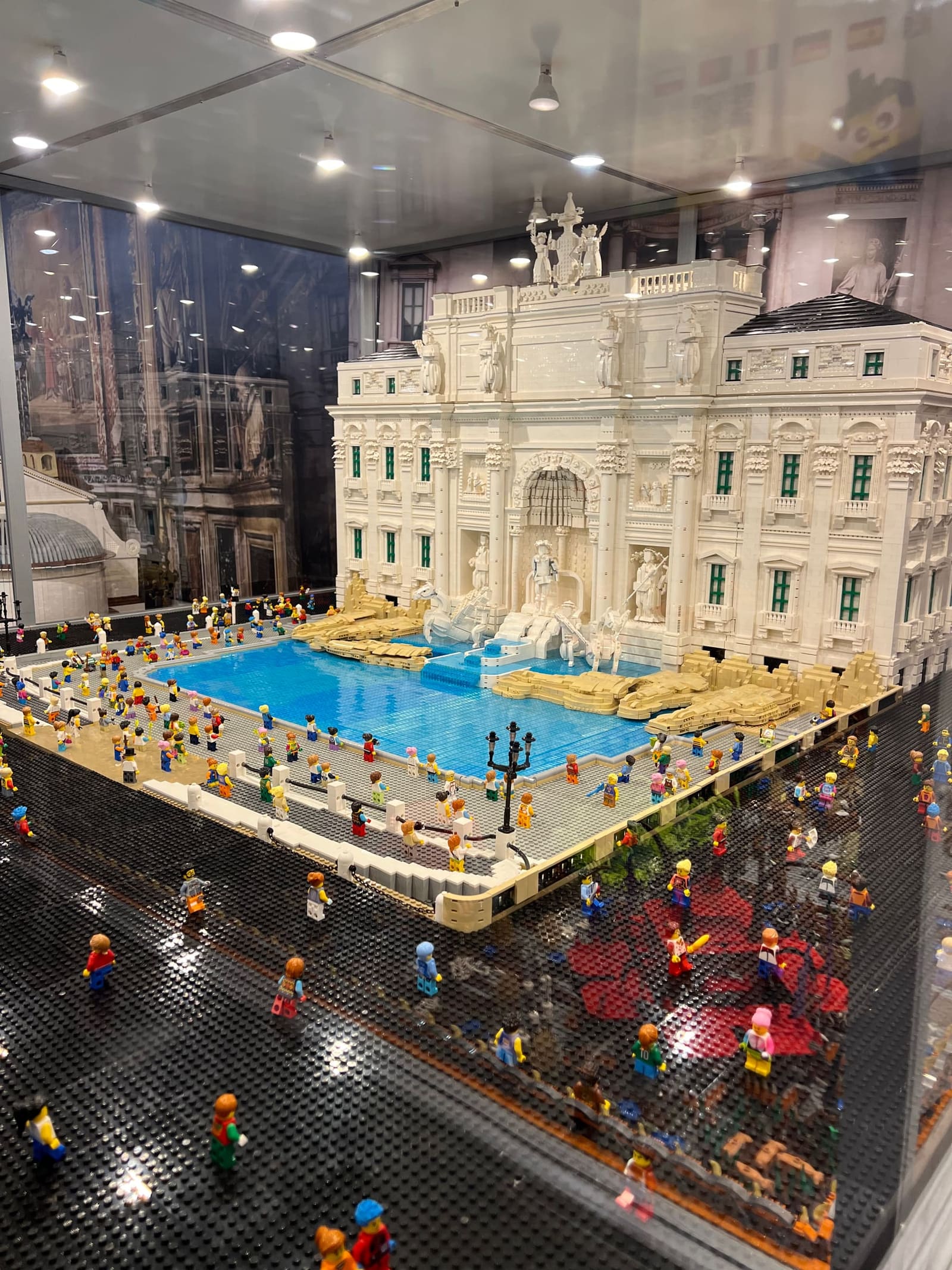 la Trevi di mattoncini vista di lato, con le scalinate e la folla in miniatura tutt'intorno alla vasca