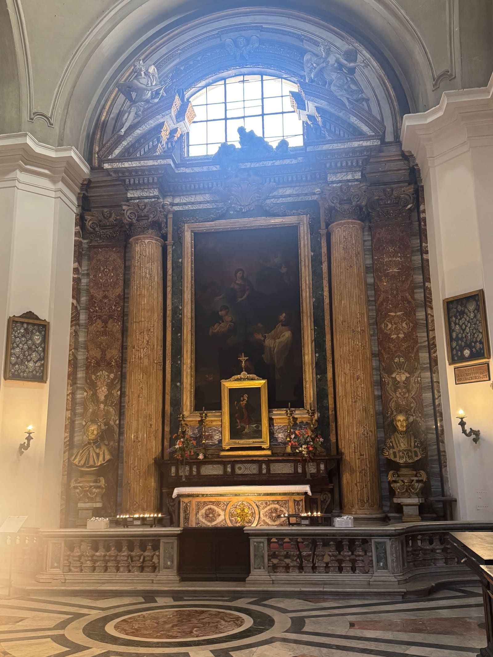 un altare laterale di Sant'Ignazio, con la pala dentro la cornice di marmi e le colonne tortili