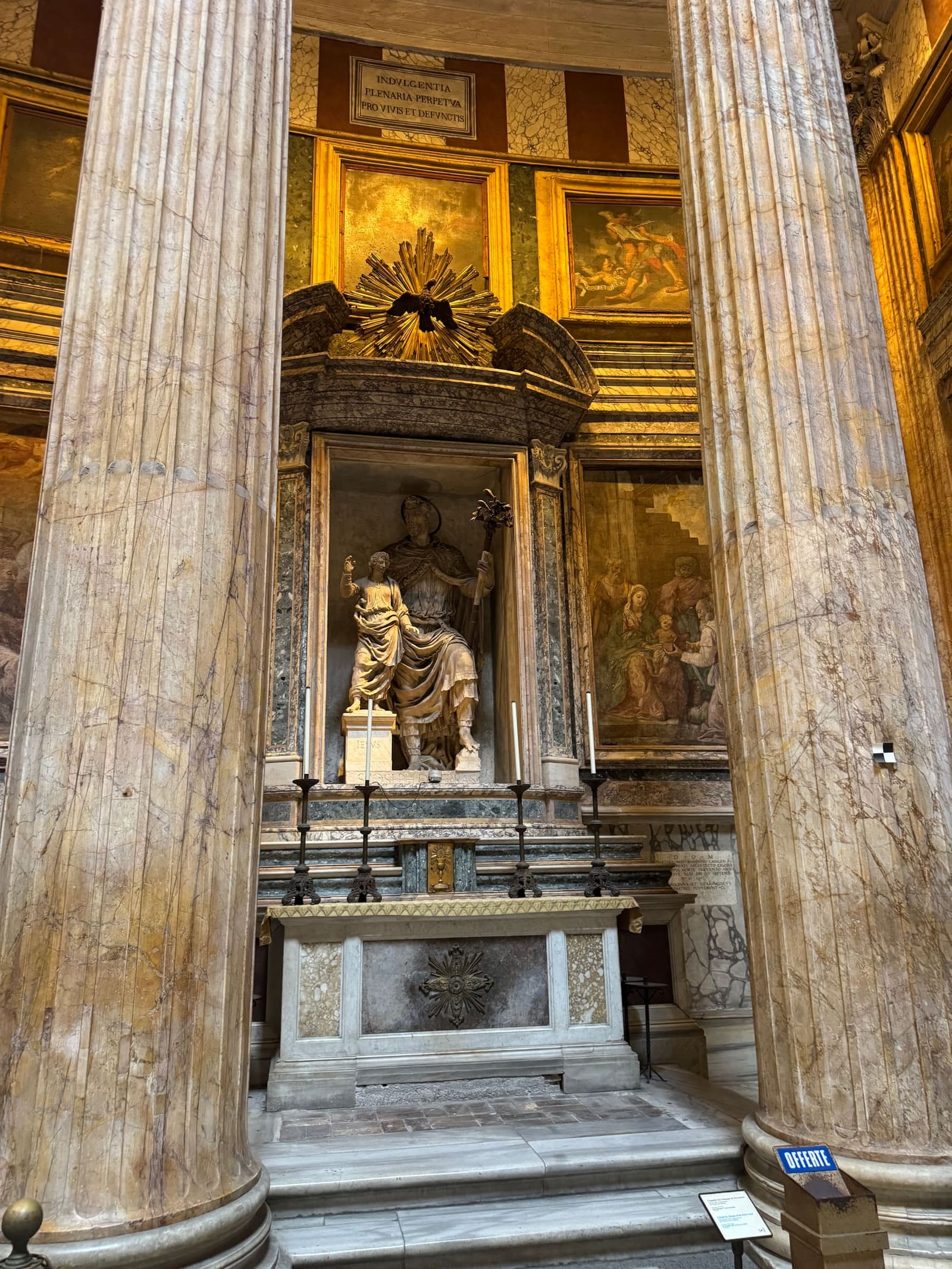 una delle cappelle laterali dentro il Pantheon, incorniciata da due colonne scanalate