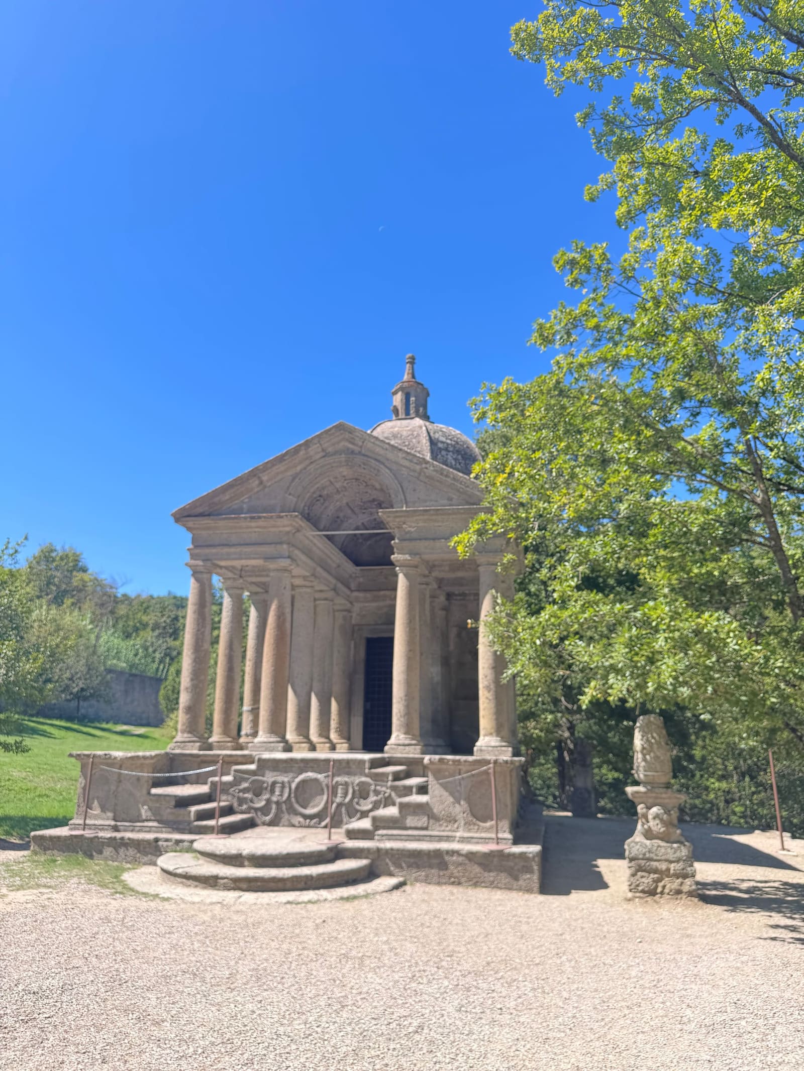il tempietto che Vicino Orsini dedicò alla moglie Giulia Farnese, con le colonne e la cupola: è l'ultima cosa che si incontra