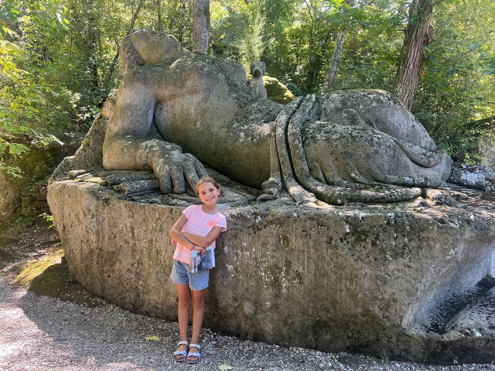 la ninfa che dorme sul masso, con il cagnolino appoggiato dietro di lei, e Letizia accanto che ne dà la misura