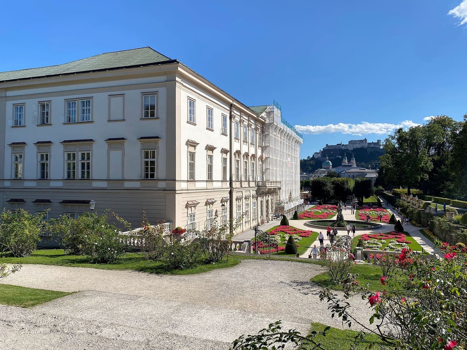 il castello di Mirabell e le aiuole del giardino, con la fortezza in lontananza