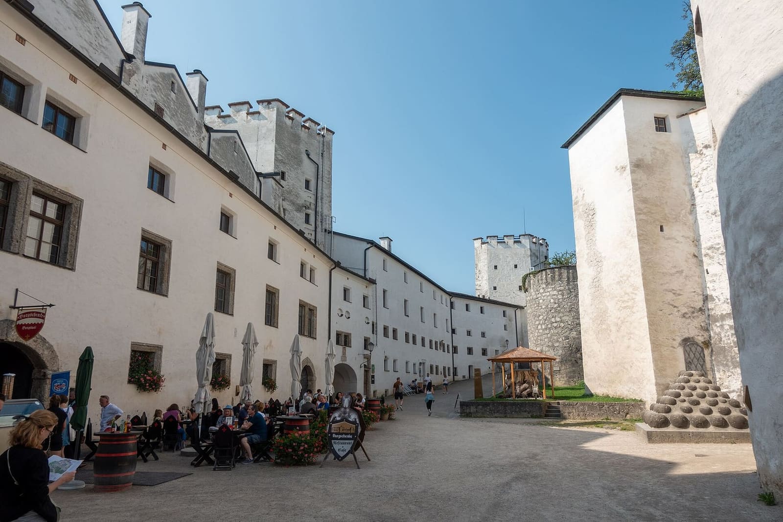 il grande cortile della fortezza, con i tavoli all'aperto e le palle di cannone