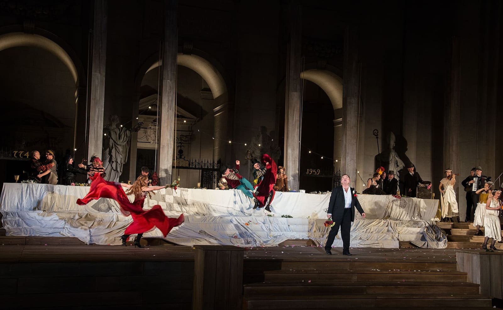 il Jedermann del Festival del 2014 sul palco del Domplatz, davanti alla facciata del duomo