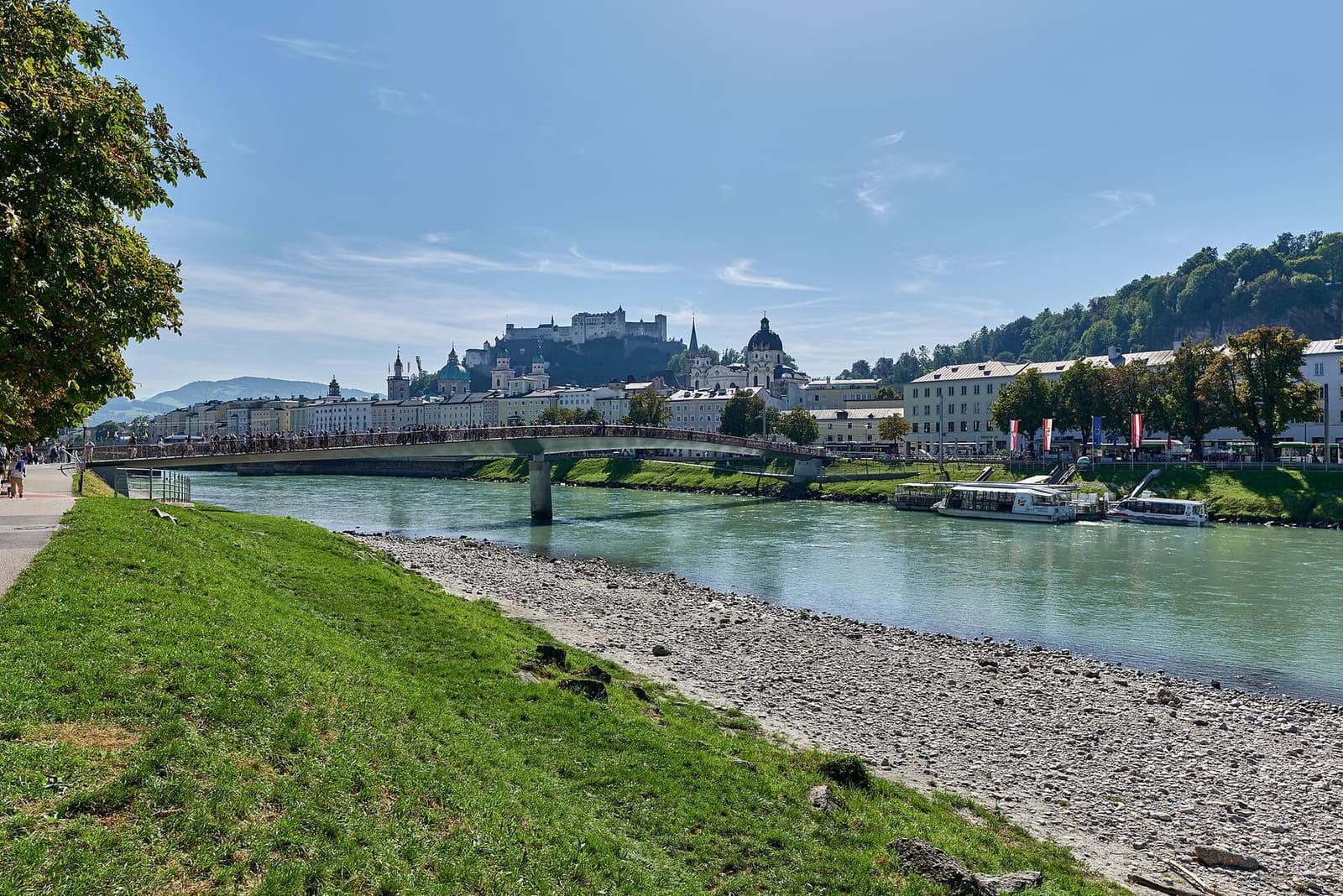 il Salzach con la passerella e, sullo sfondo, la città vecchia e la fortezza
