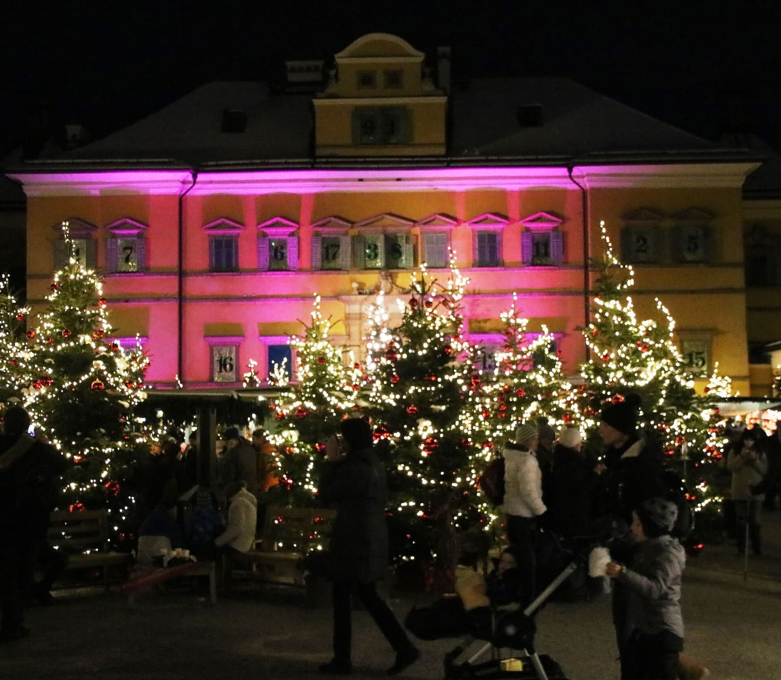 il mercatino dell'Avvento di Hellbrunn, con gli abeti illuminati e la facciata del castello