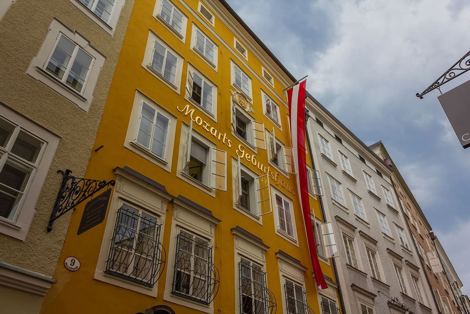 la facciata gialla della casa natale di Mozart, al numero 9 della Getreidegasse