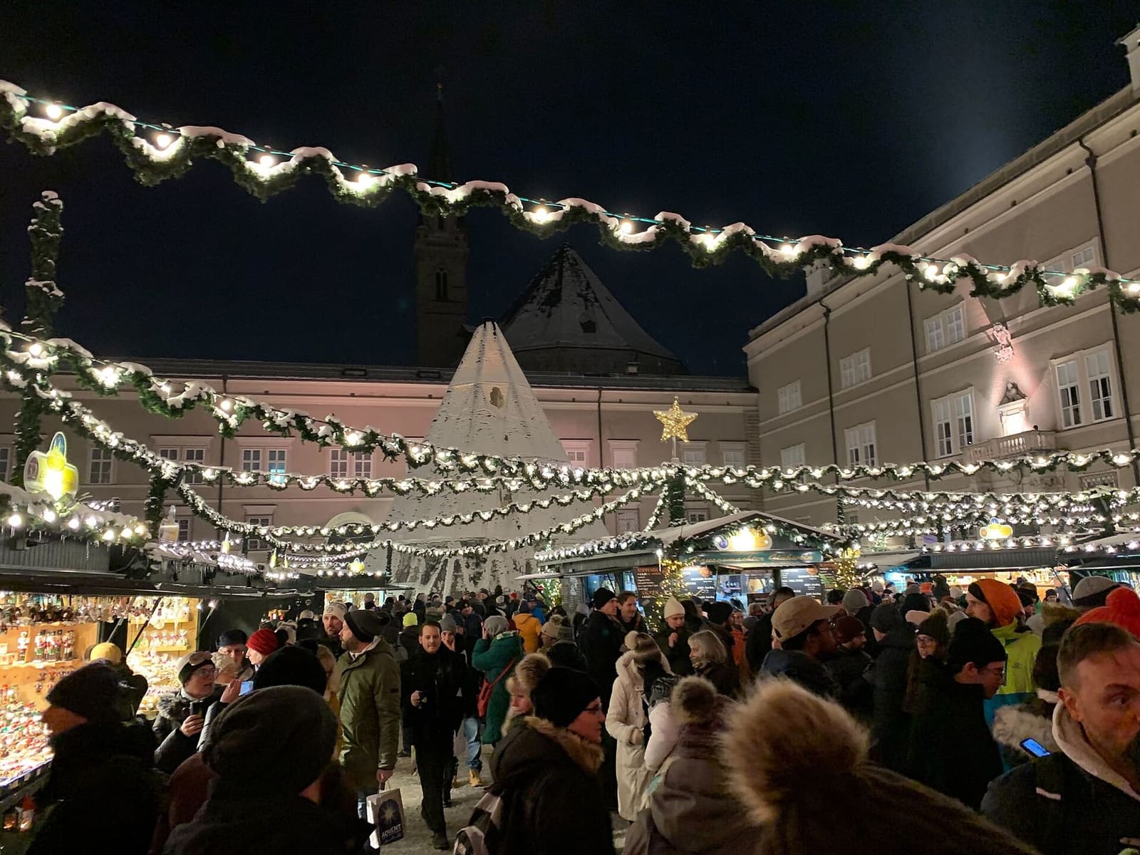 la folla fra le casette del Christkindlmarkt, la sera del 17 dicembre 2022
