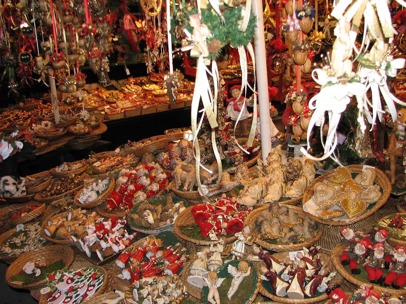 le decorazioni di paglia e di legno su un banco del Christkindlmarkt