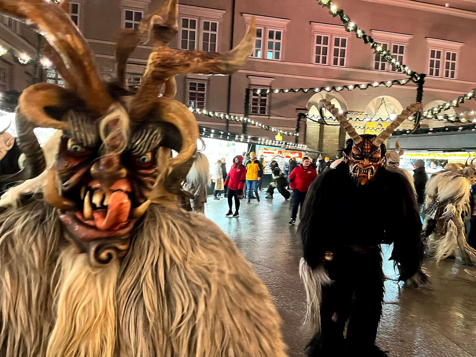 due Krampus fra le casette del Christkindlmarkt, il 7 dicembre 2022