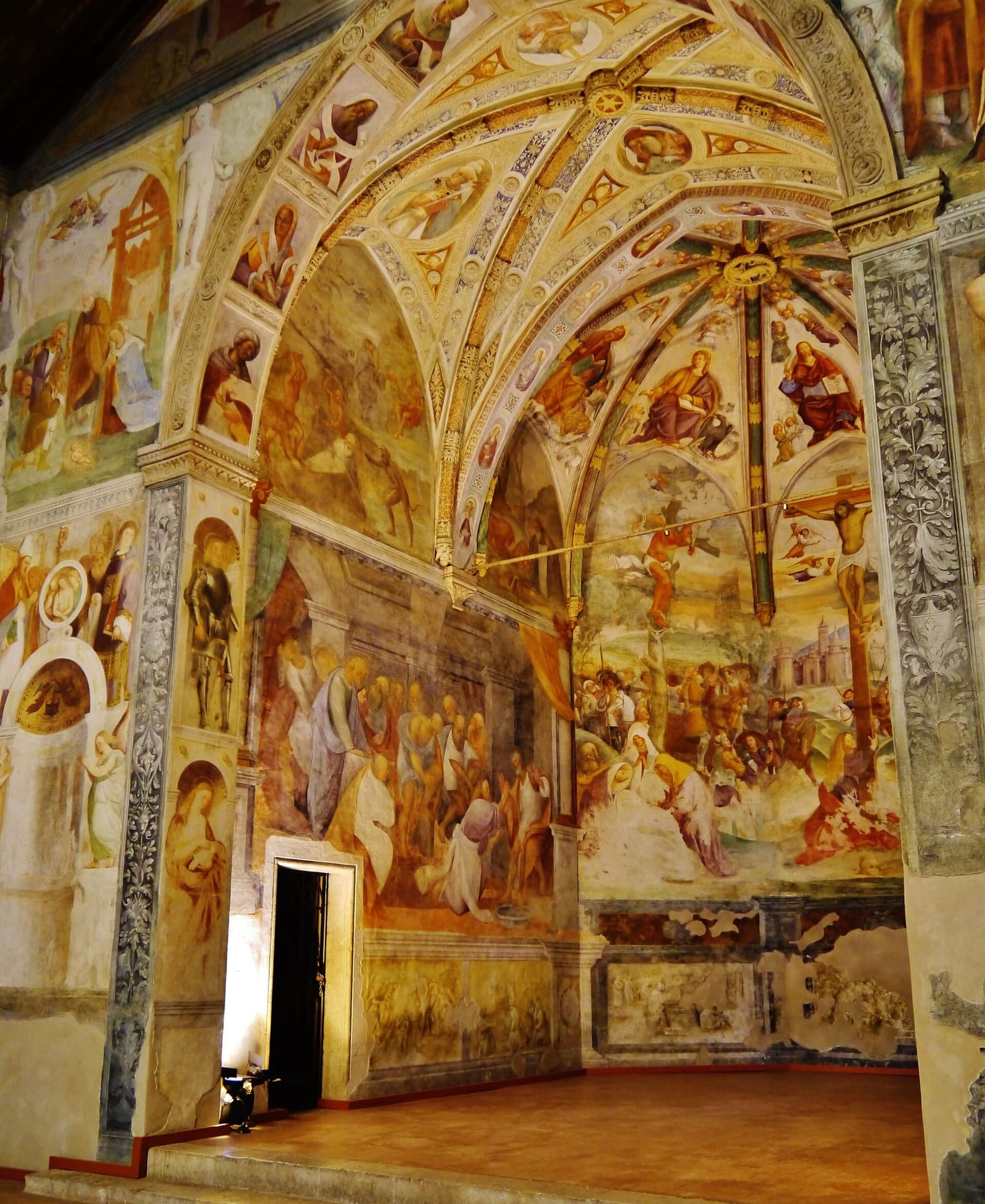 il coro di Sant'Antonio Abate con la Crocifissione e le storie dipinte da Pellegrino da San Daniele