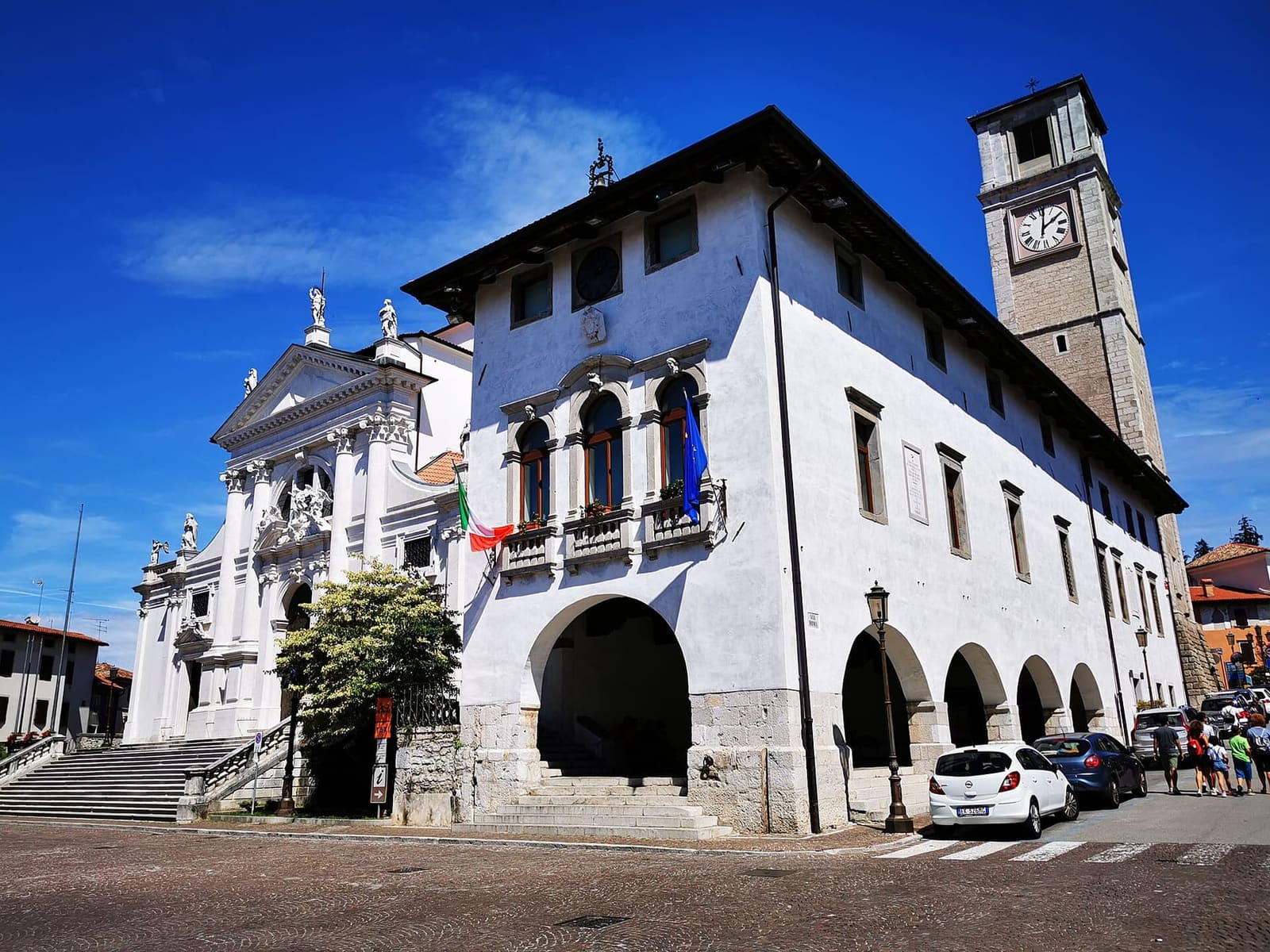 l'antico Palazzo comunale accanto al Duomo, dove nel 1466 nacque la Biblioteca Guarneriana