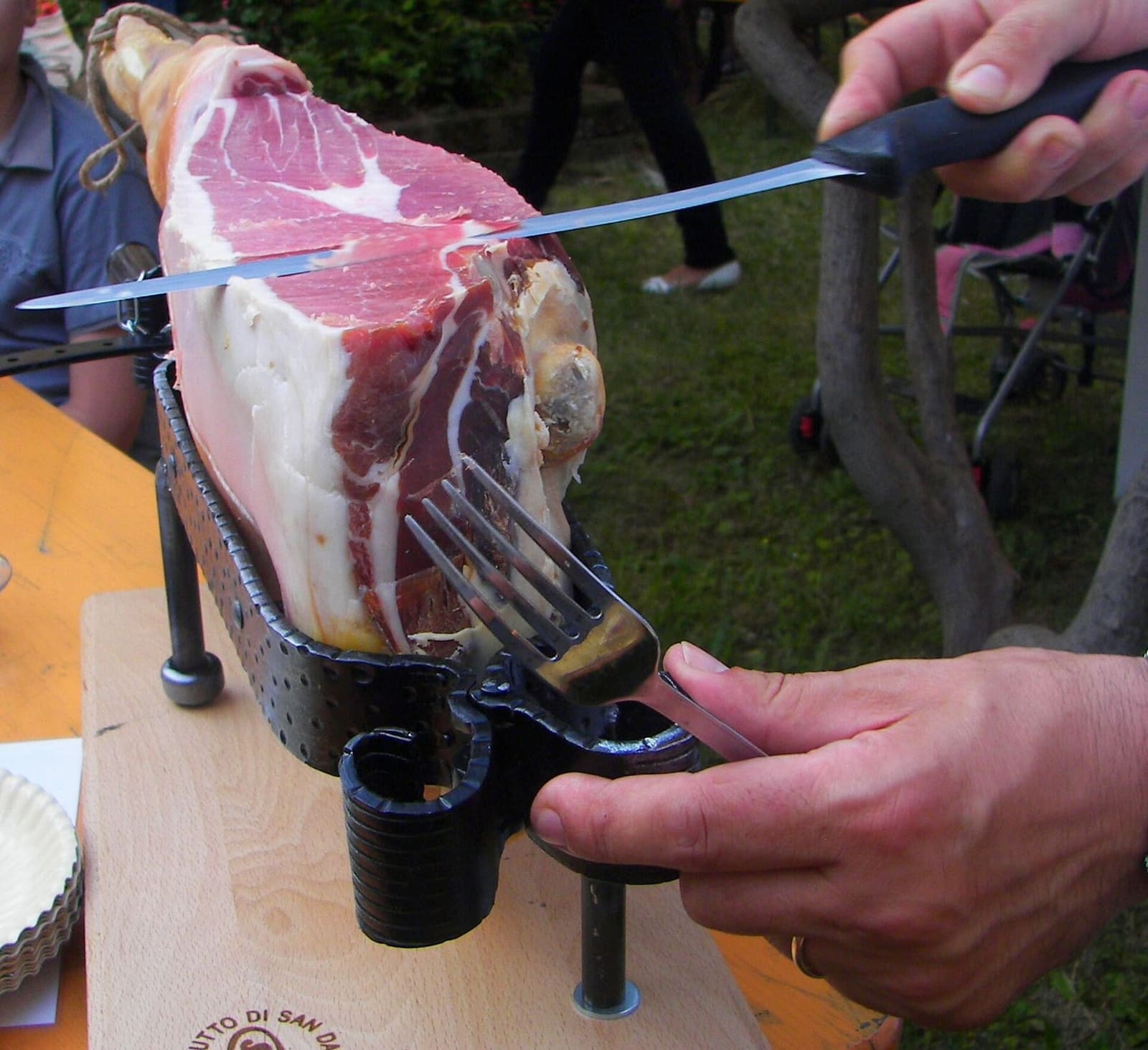 un prosciutto di San Daniele affettato a mano sul morsetto