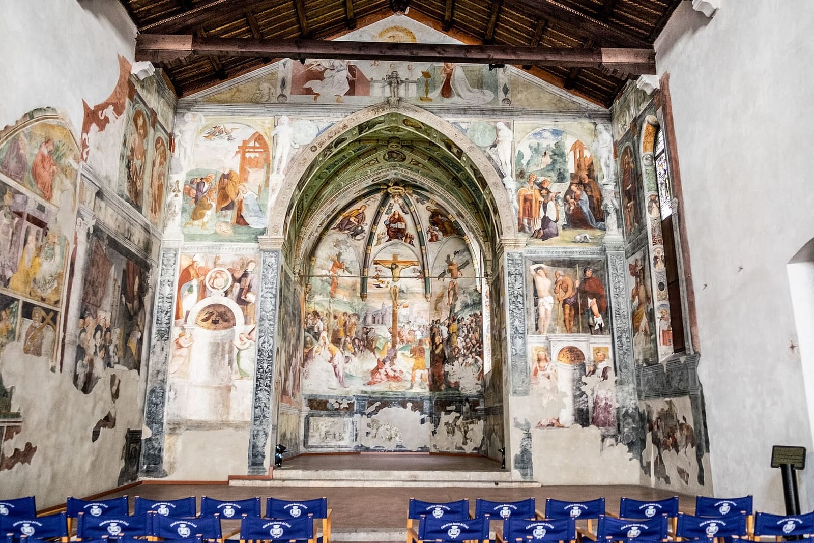 l'interno di Sant'Antonio Abate, interamente affrescato da Pellegrino da San Daniele