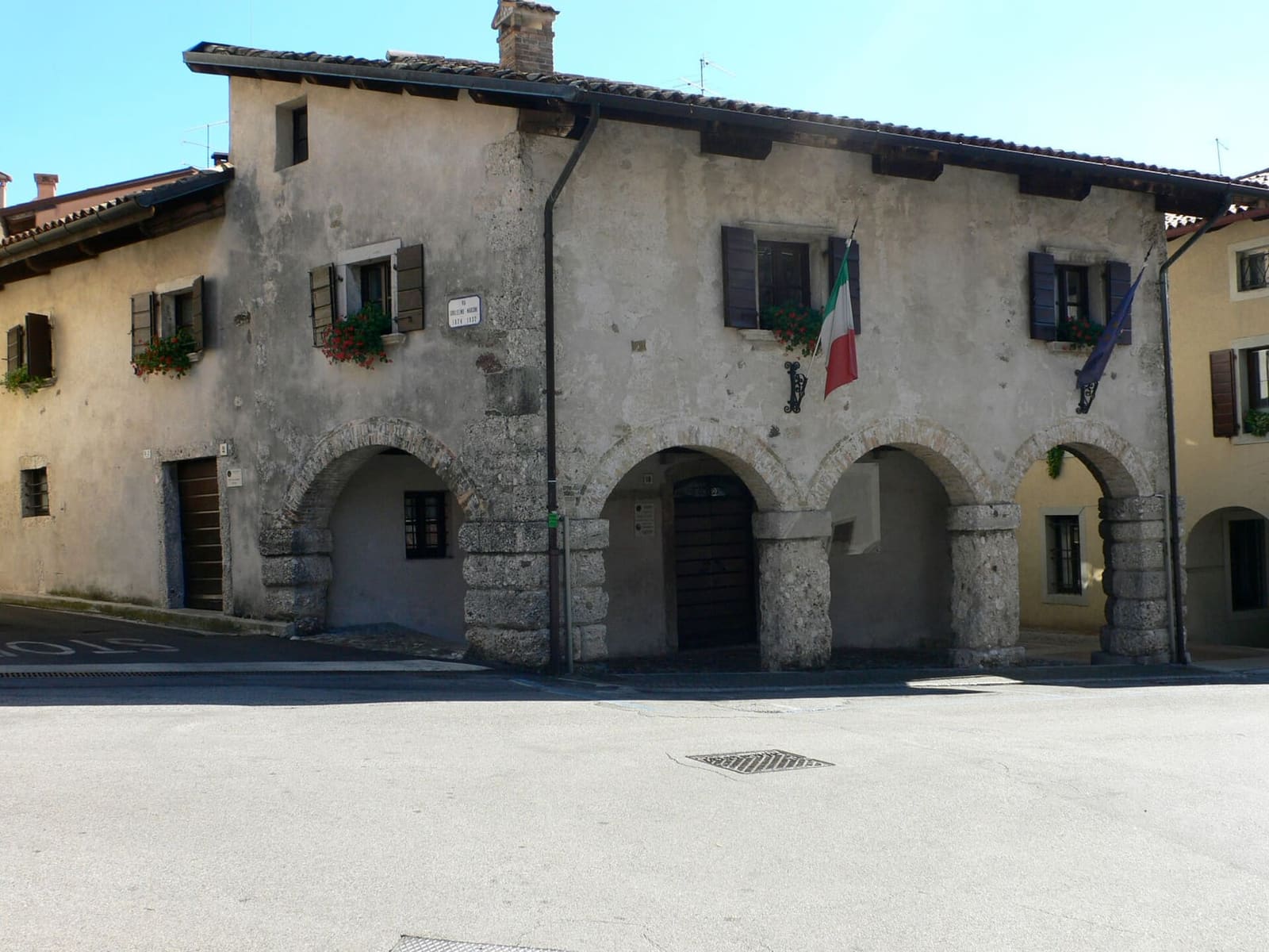la Casa del Trecento con il suo porticato ad archi nel centro storico