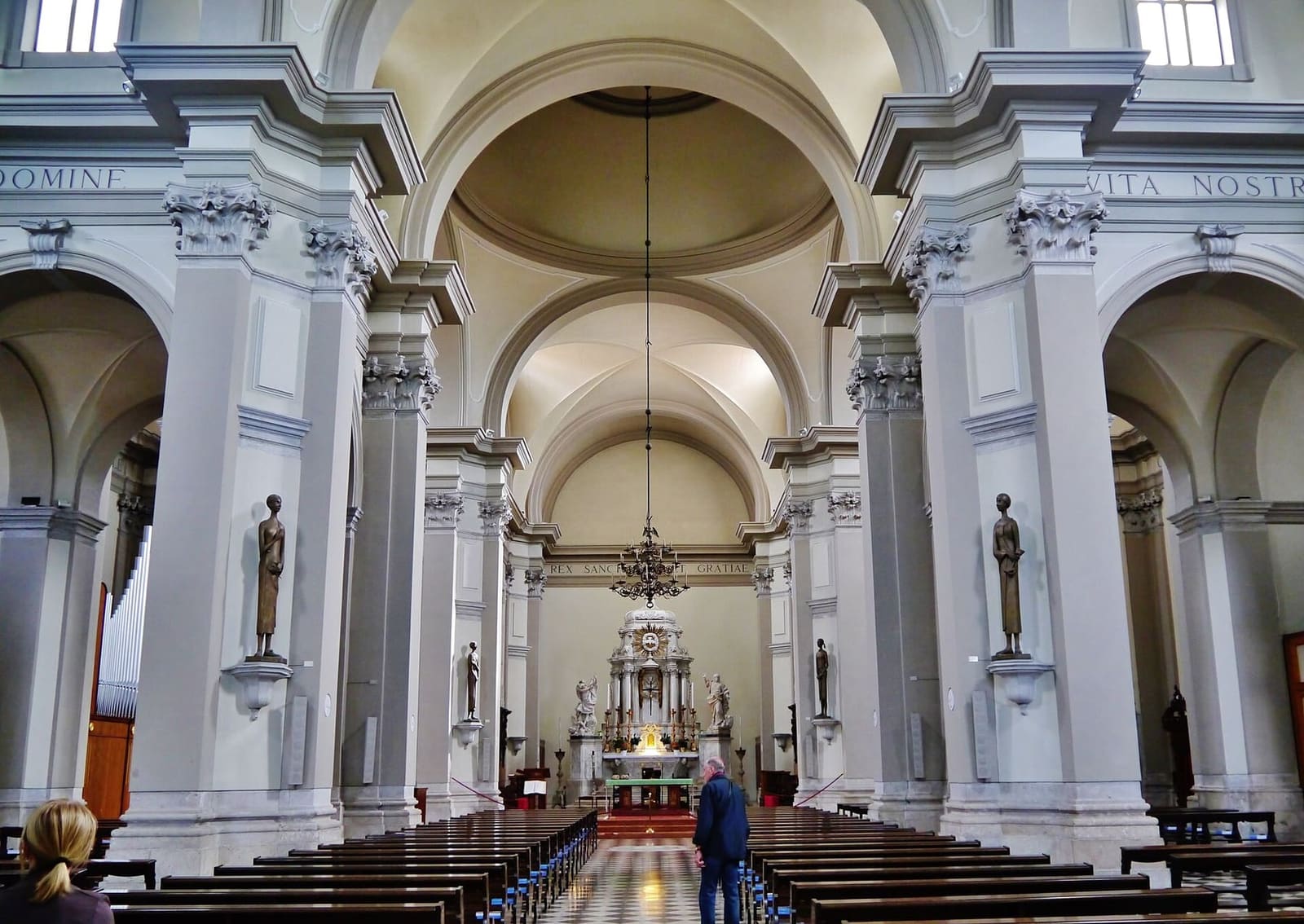 la navata del Duomo fino all'altare maggiore