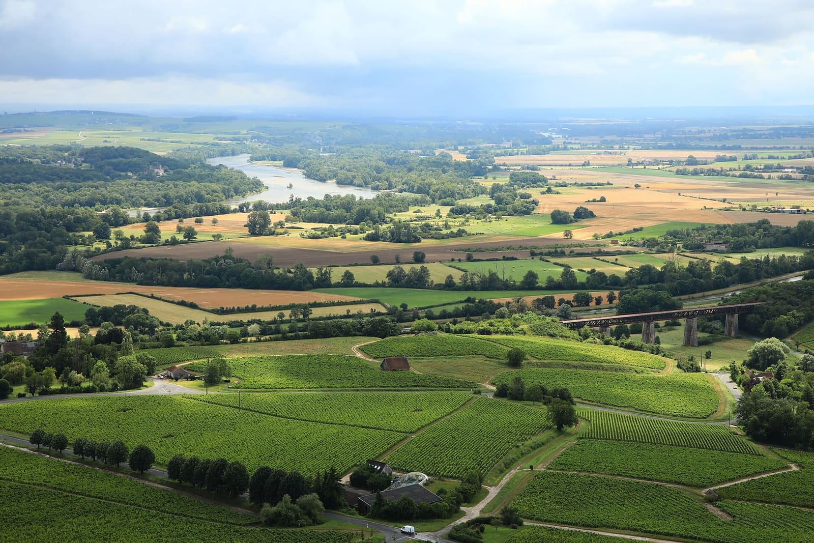 dalla Tour des Fiefs verso est: il viadotto de l'Étang, la Loira e la campagna, a luglio