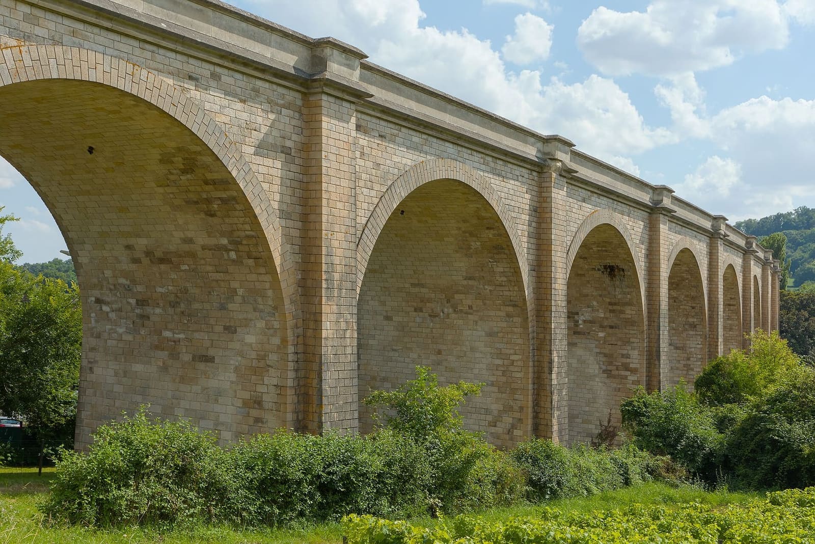 gli archi del viadotto di Saint-Satur, dove una volta passava il treno, a luglio
