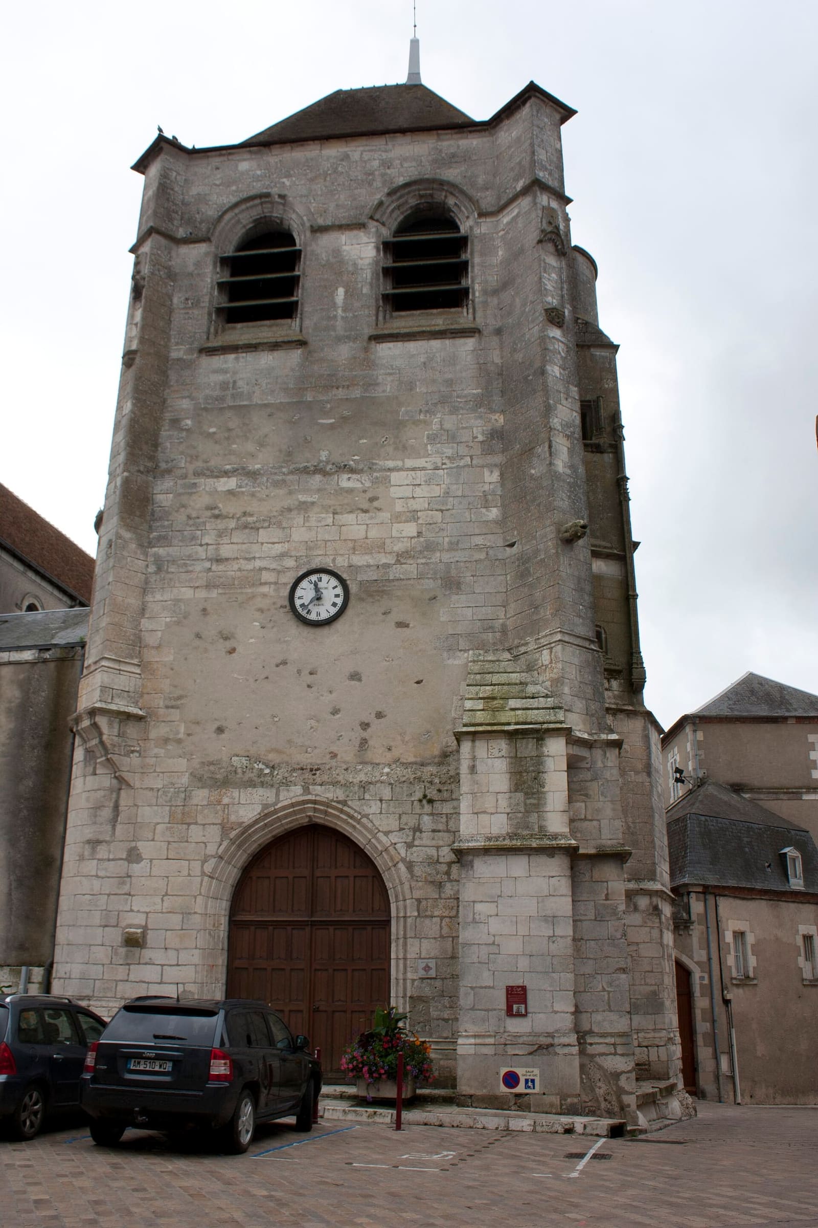 il beffroi, detto tour Saint-Jean, che oggi fa da campanile alla chiesa, a luglio