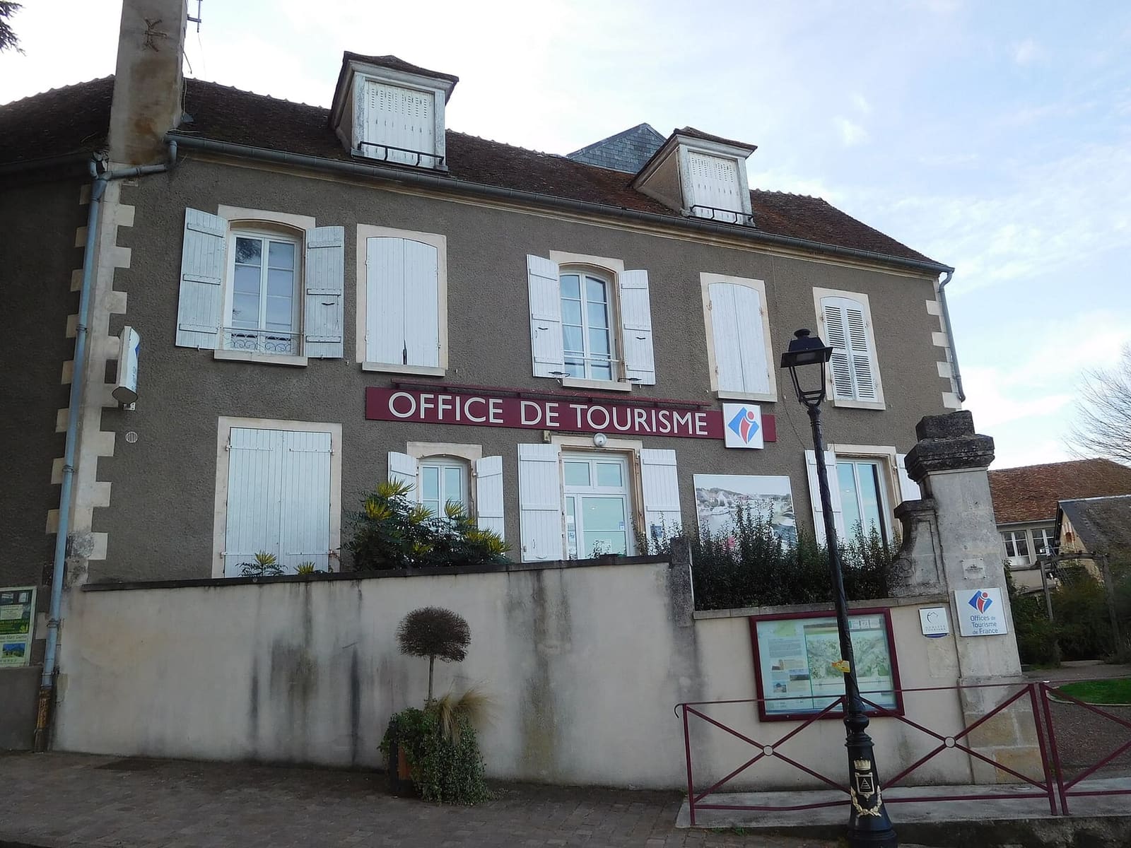 l'Office de tourisme sull'esplanade de la Porte César, a novembre