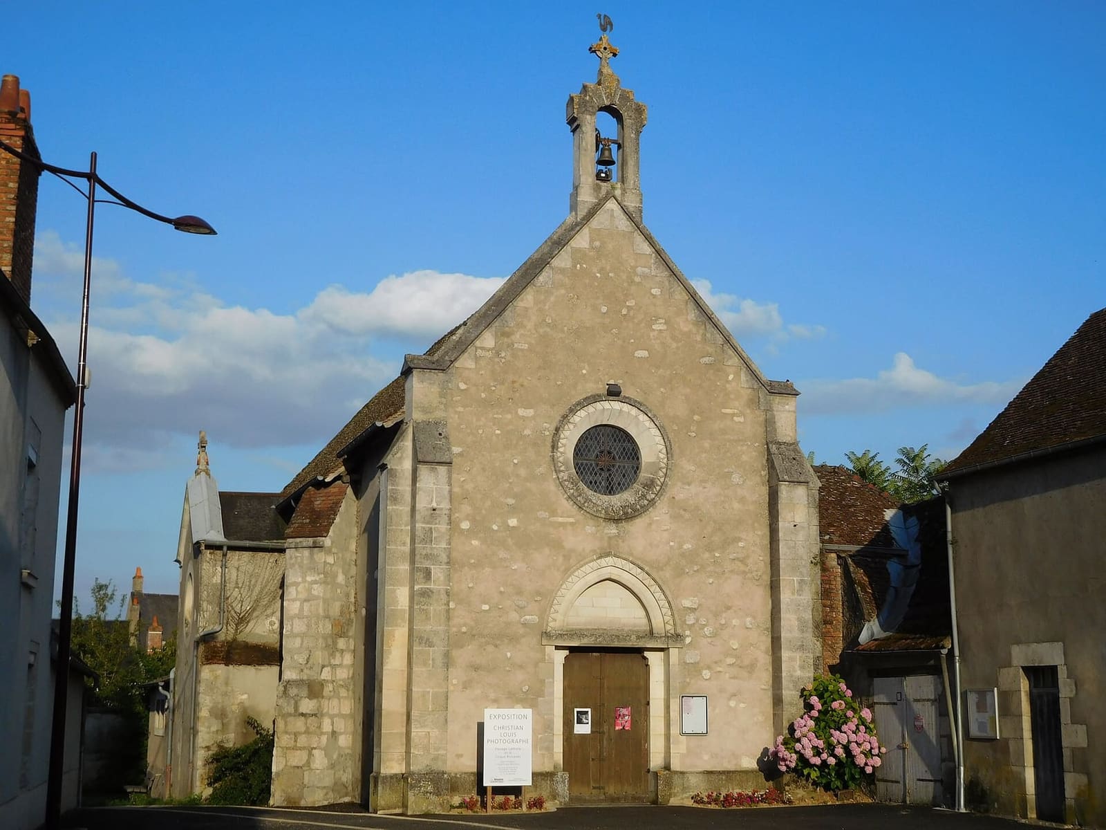 la facciata della chapelle des Mariniers a Saint-Thibault-sur-Loire, a luglio
