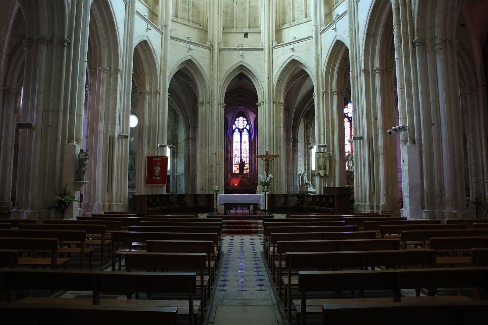 la navata gotica dell'abbatiale Saint-Pierre di Saint-Satur, a luglio