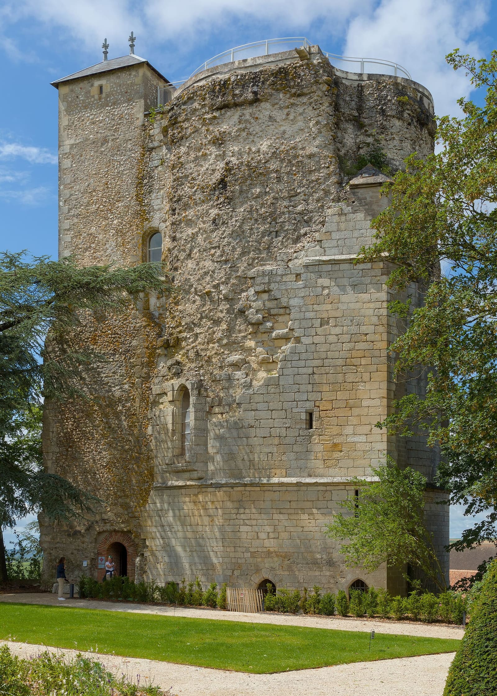 la Tour des Fiefs, l'ultima torre del castello medievale, a luglio