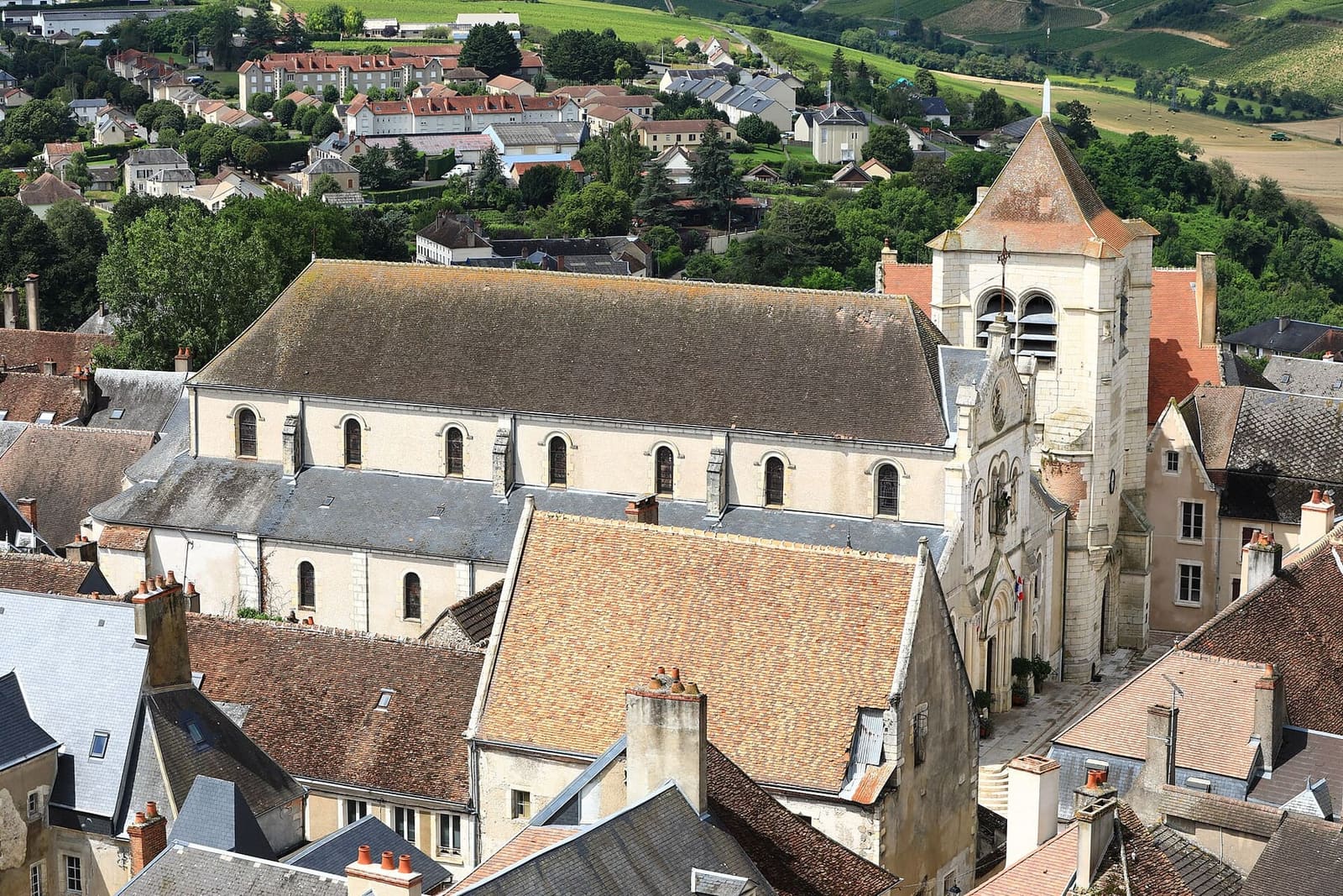 l'église Notre-Dame e il beffroi visti dalla Tour des Fiefs, con le vigne sulle colline dietro, a luglio