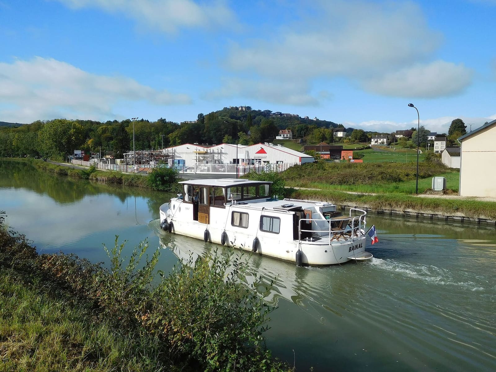 un battello sul canale laterale alla Loira a Saint-Satur, con il piton di Sancerre in lontananza, a ottobre