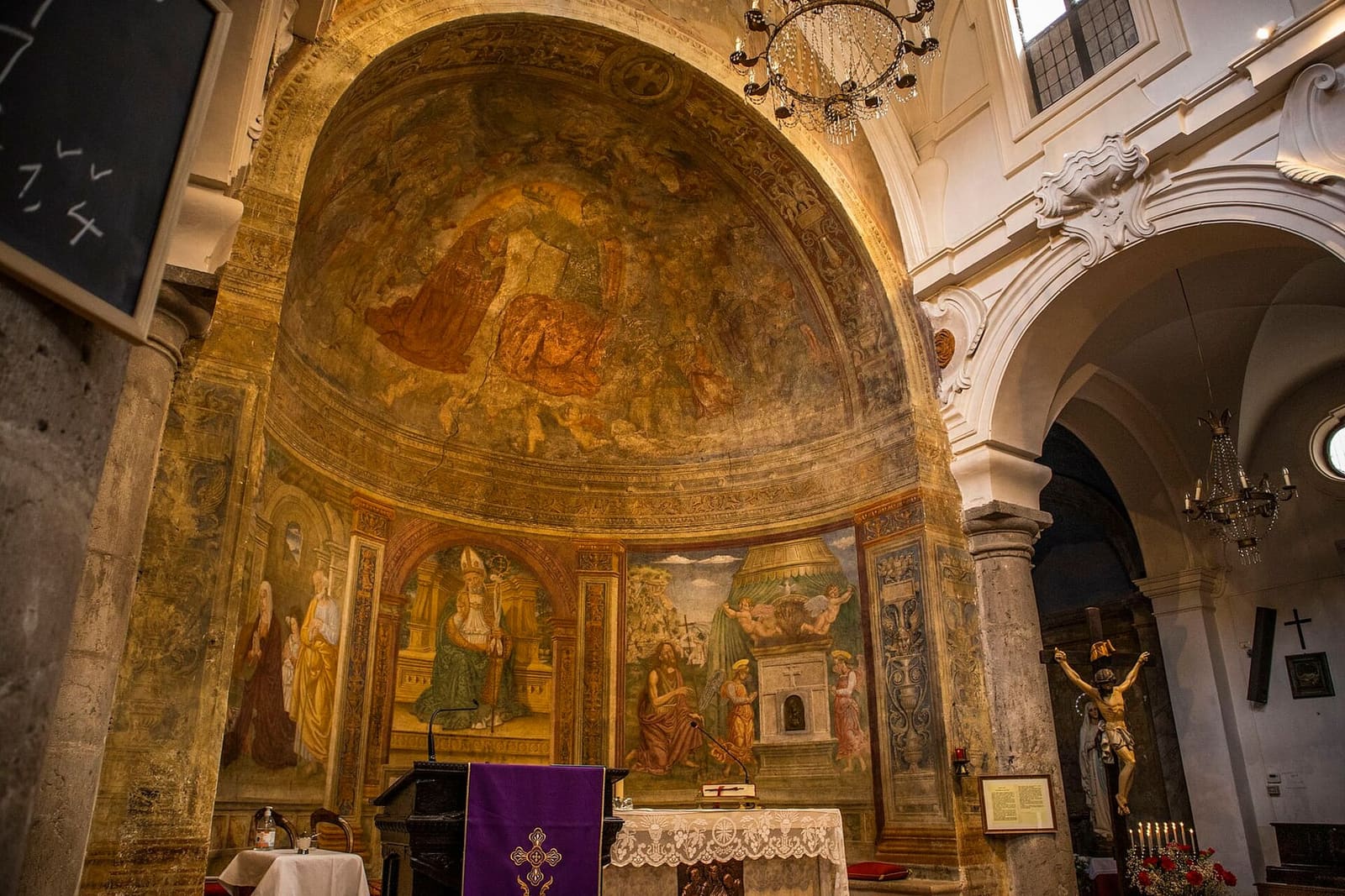 l'abside di San Nicola a Scheggino, con gli affreschi cominciati dallo Spagna e finiti dai suoi aiutanti