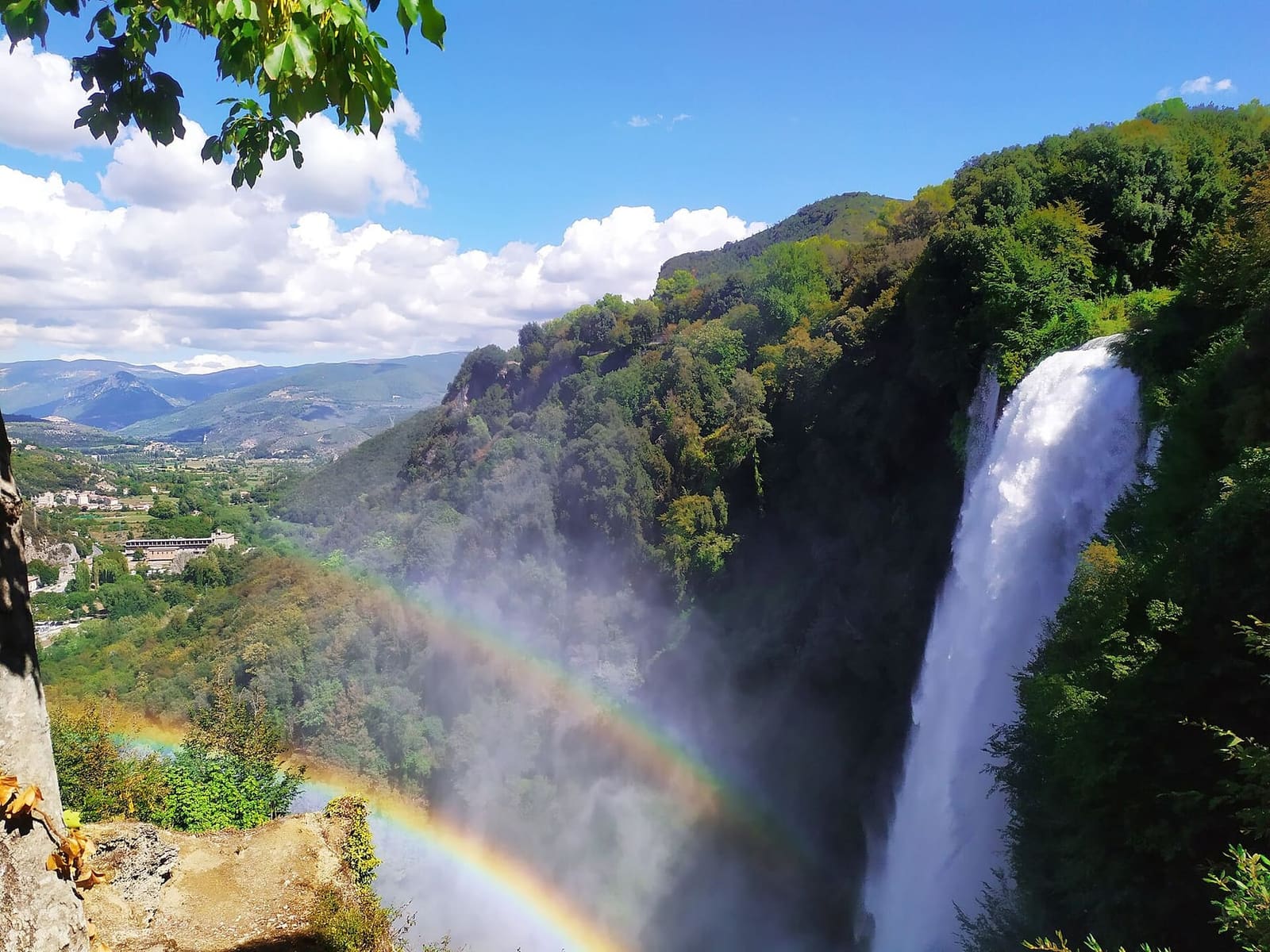 l'arcobaleno sul primo salto della Cascata delle Marmore, con la valle del Nera in fondo