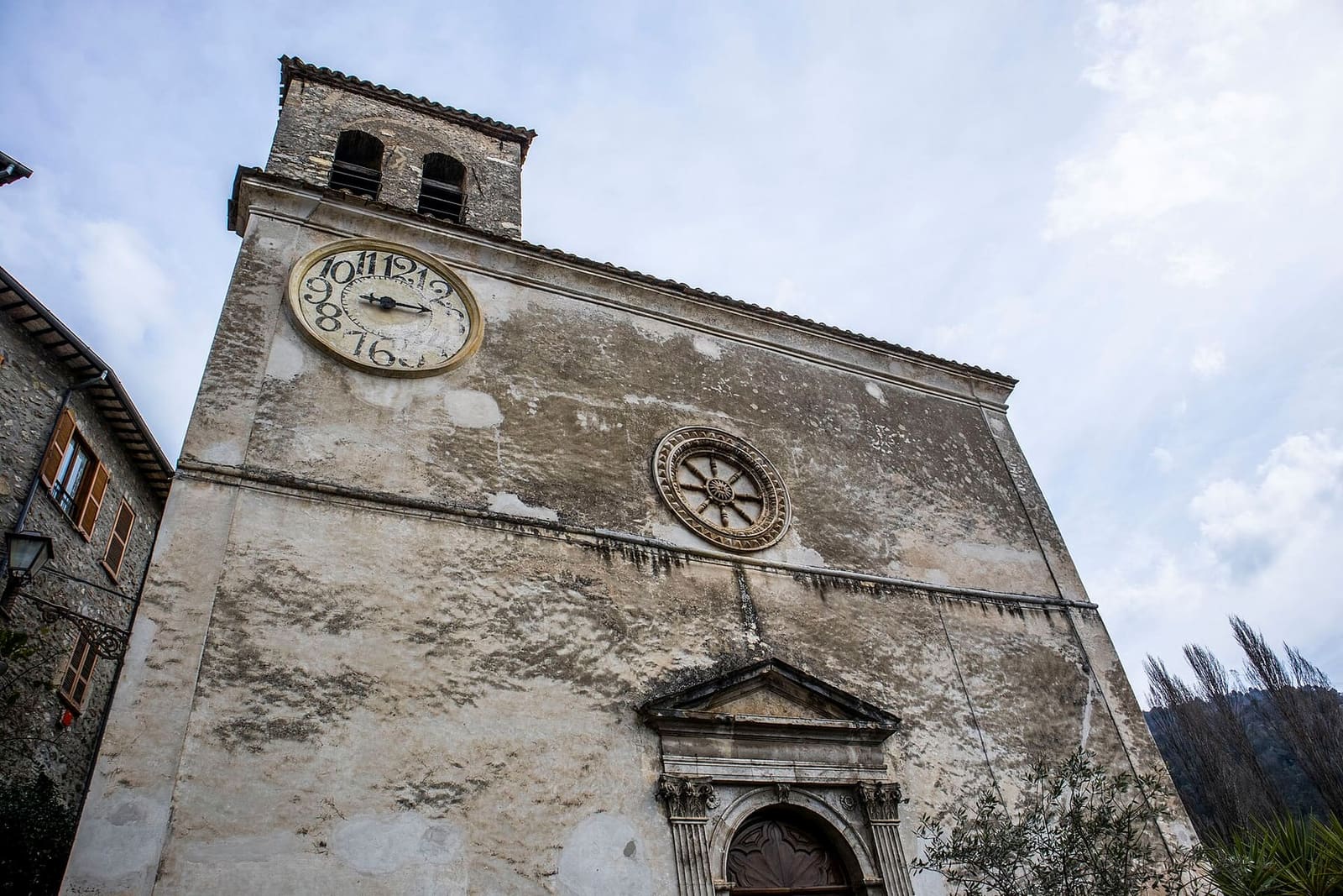 la facciata di Santo Stefano a Precetto, la chiesa dei Cybo costruita sopra la cripta delle mummie