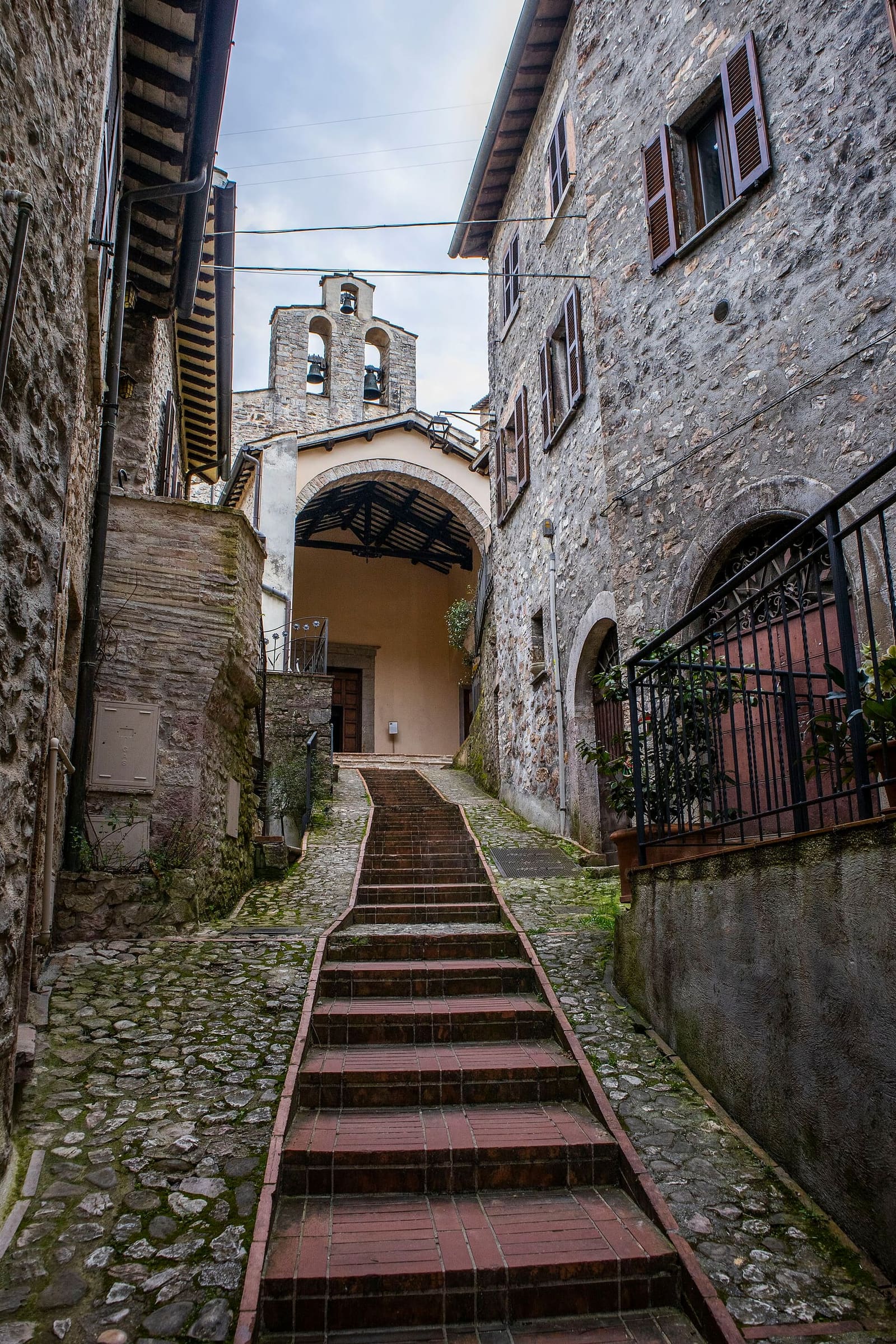 la scalinata fra le case di pietra che sale alla chiesa di San Nicola a Scheggino