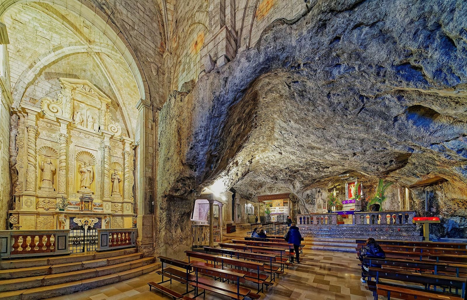in der Grotte, mit dem Kirchenschiff der Anjou links und dem Felsen darüber