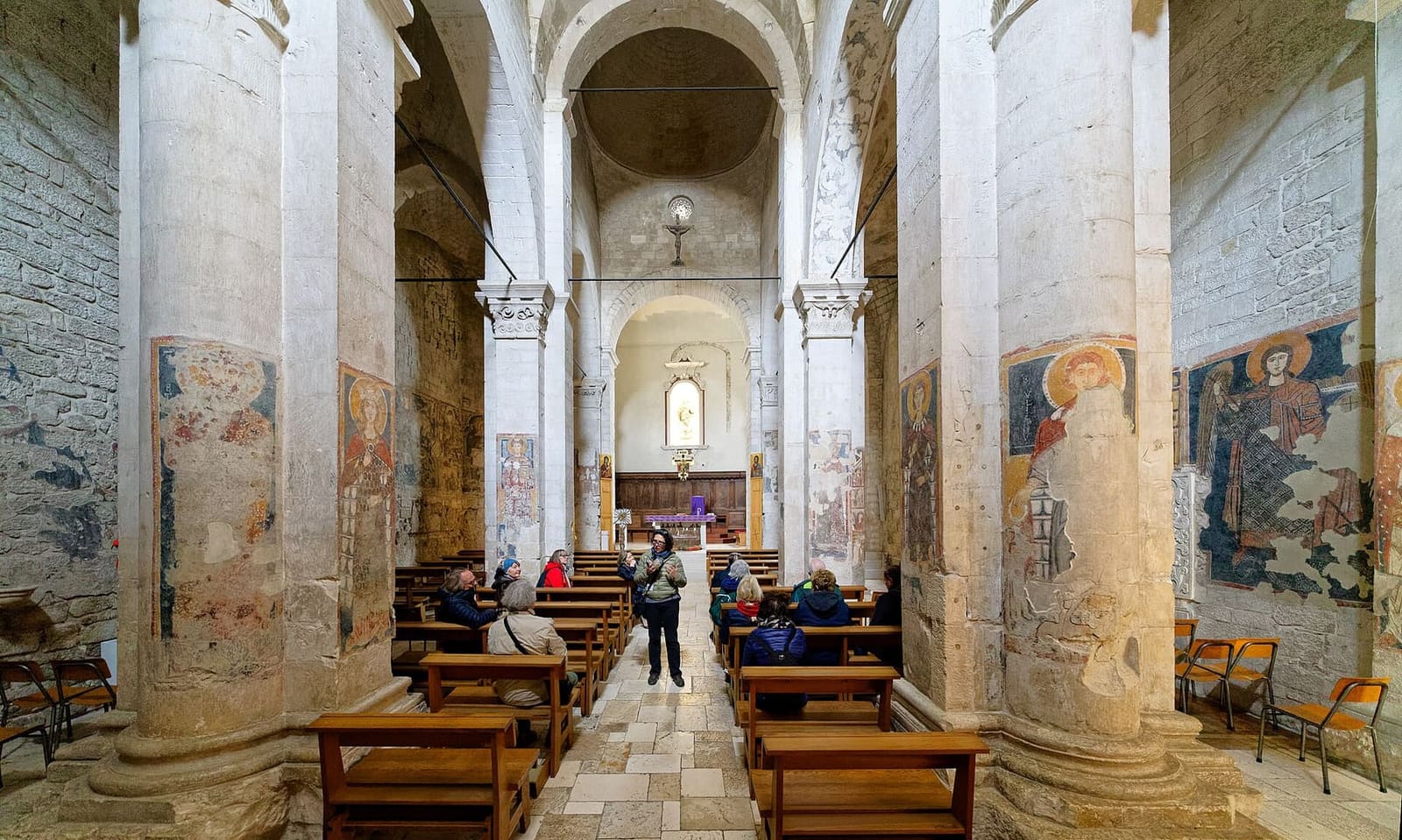 das Kirchenschiff von Santa Maria Maggiore, mit den Fresken an den Pfeilern