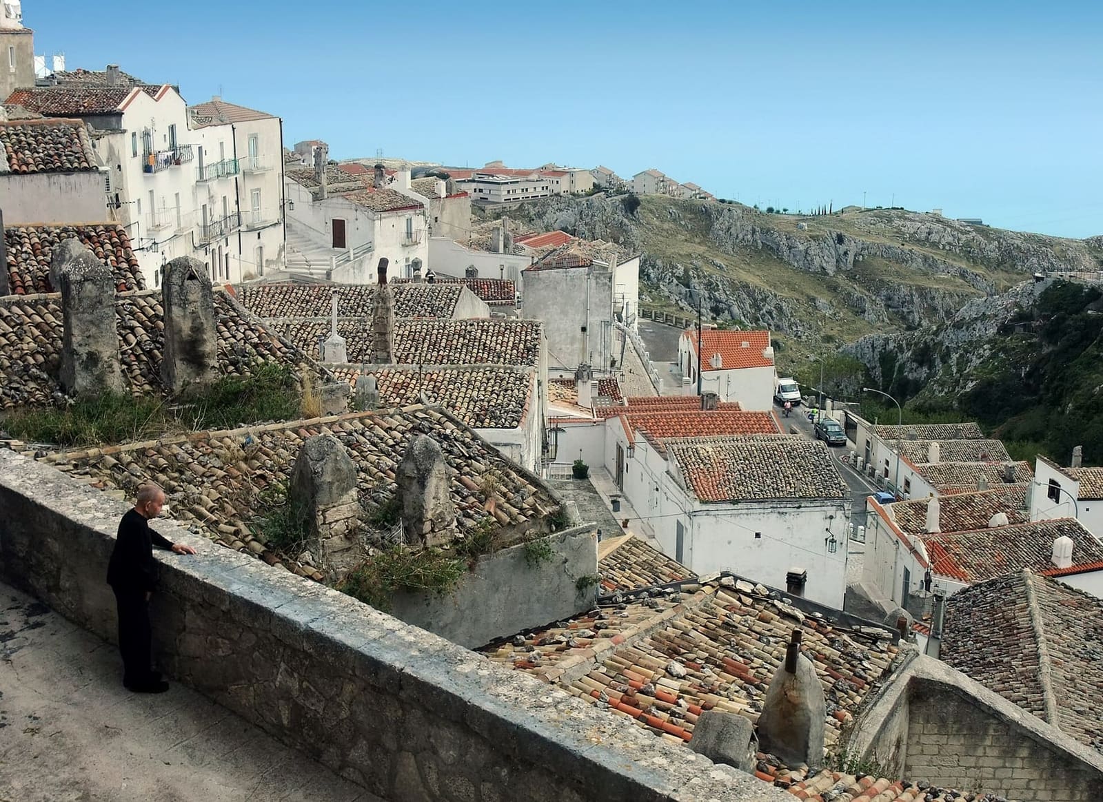 die Ziegeldächer des Junno und die Berge des Gargano