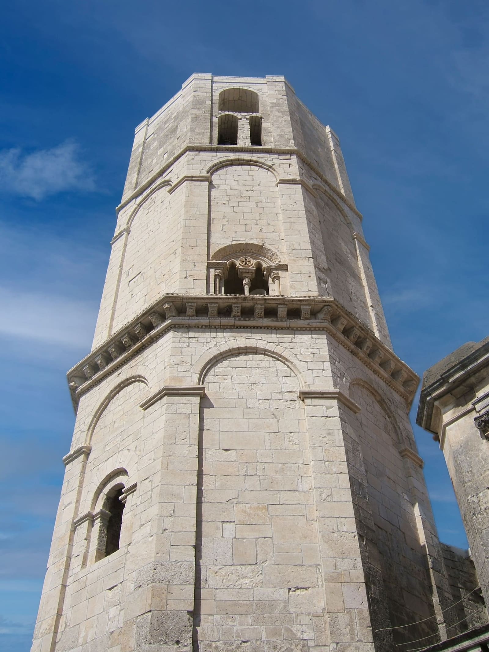 der achteckige Glockenturm der Anjou, siebenundzwanzig Meter hoch