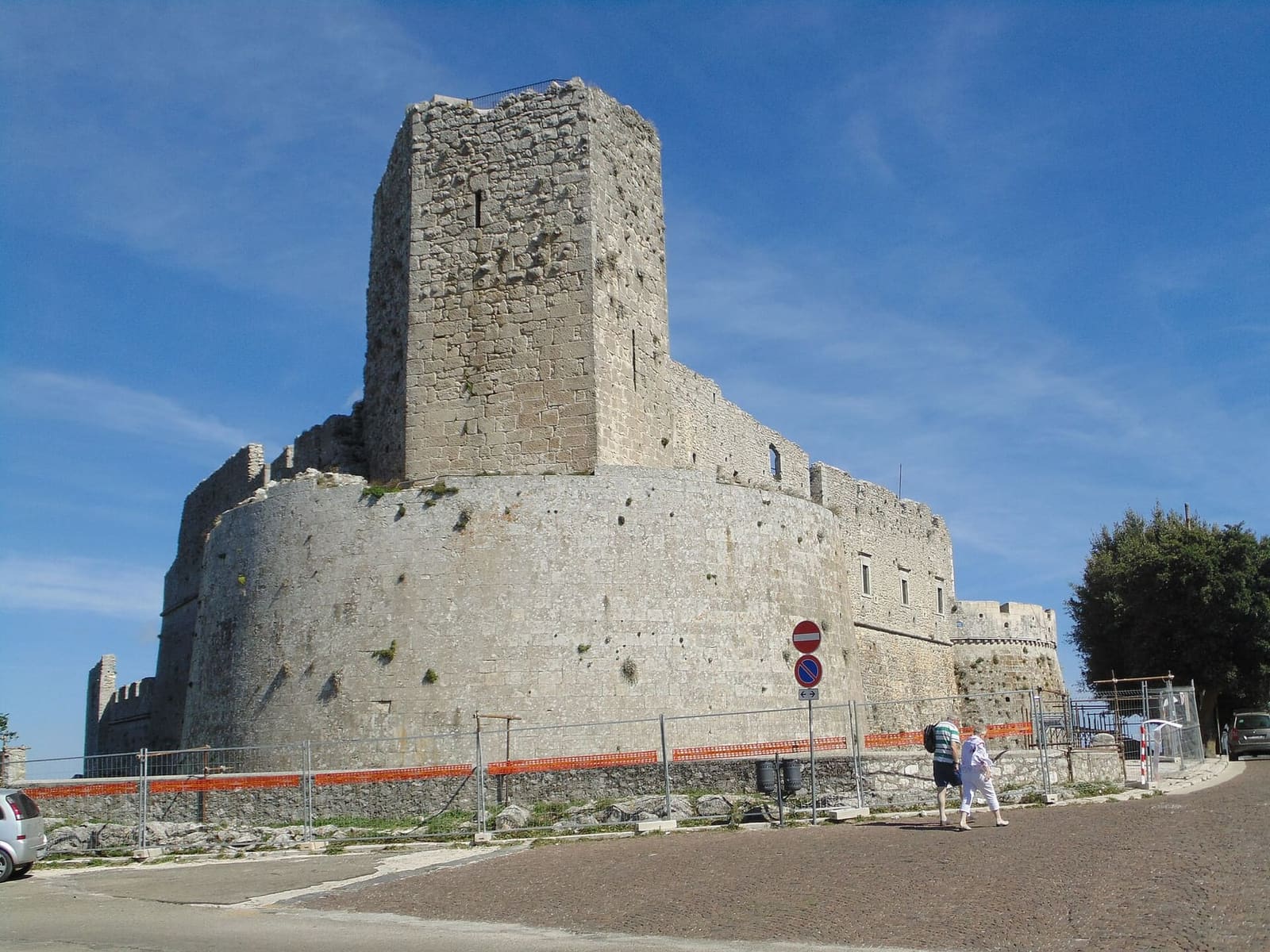 die Burg mit der Torre dei Giganti, auf dem höchsten Punkt der Stadt