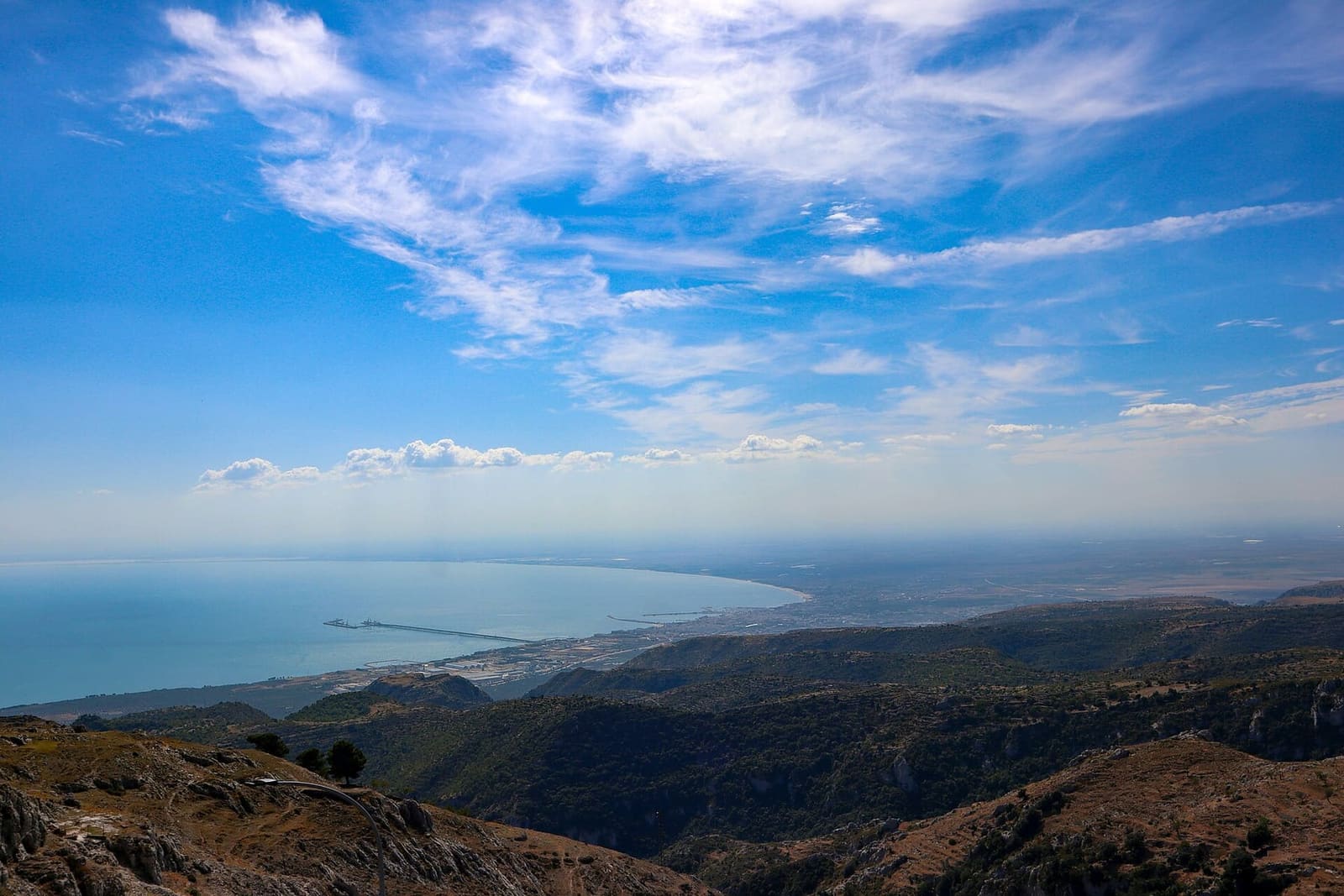 der Golf von Manfredonia von Monte Sant'Angelo aus gesehen, auf achthundert Metern