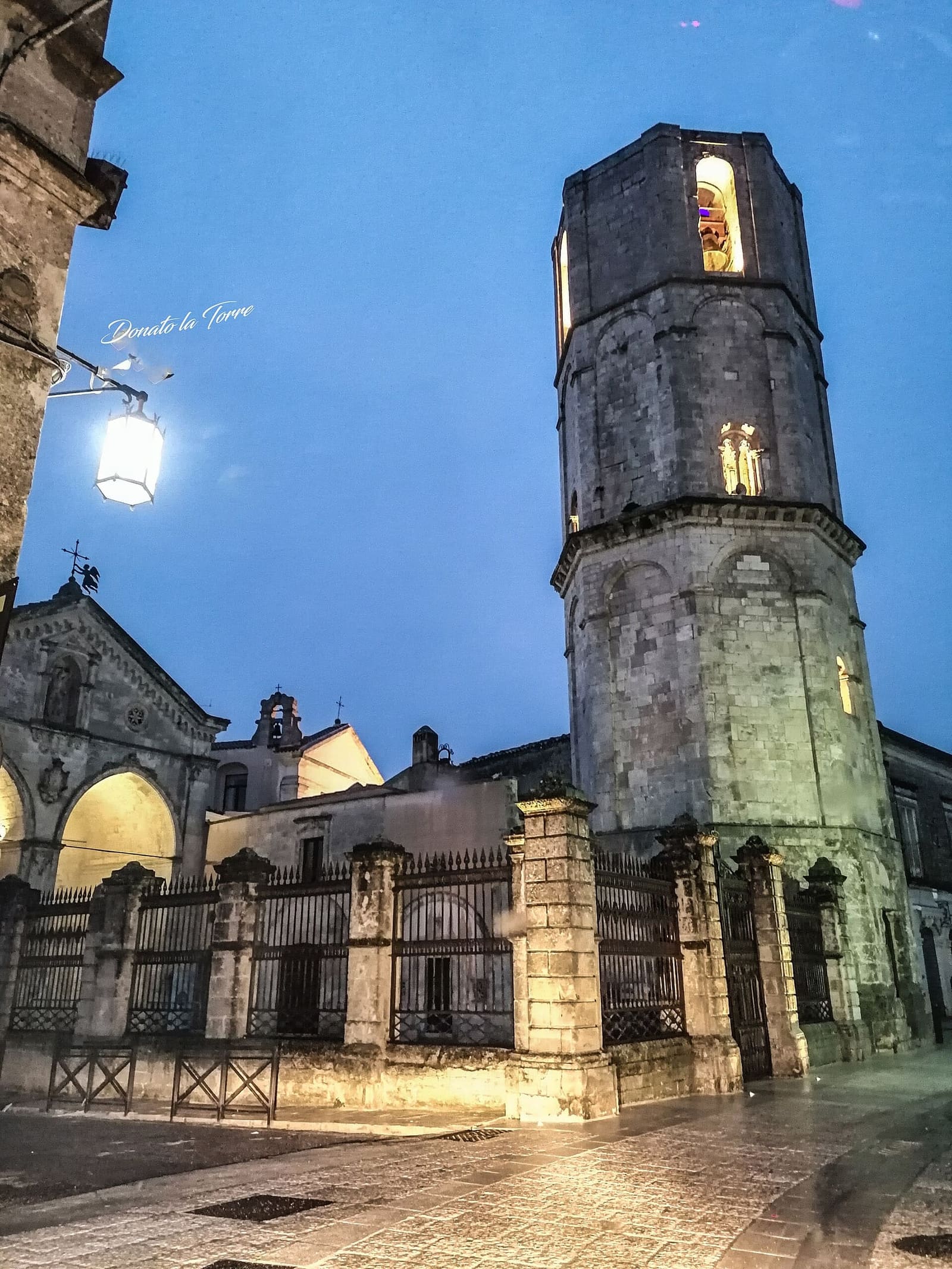 das Heiligtum und der Glockenturm am Abend, mit den Lichtern an