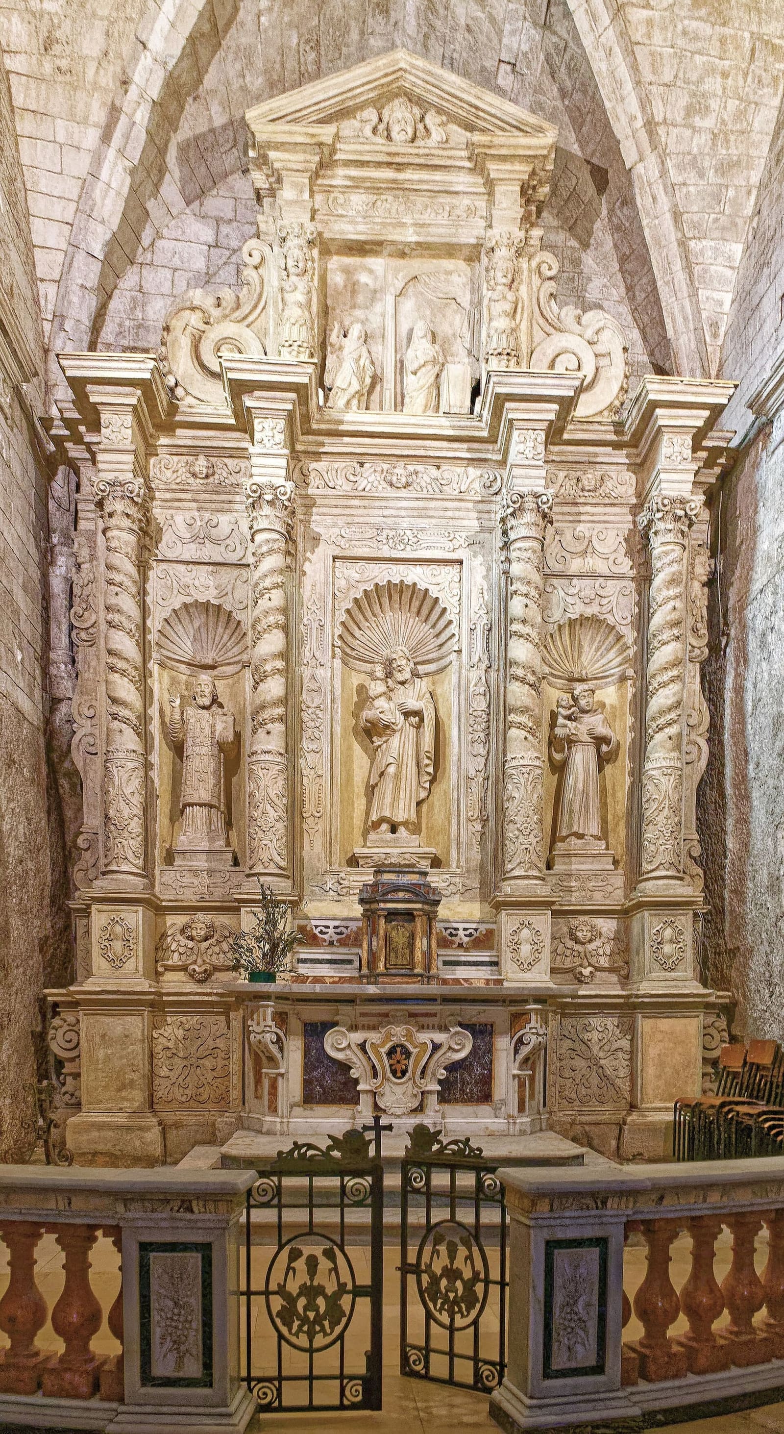 ein Barockaltar mit den Statuen der Heiligen, in der Grotte