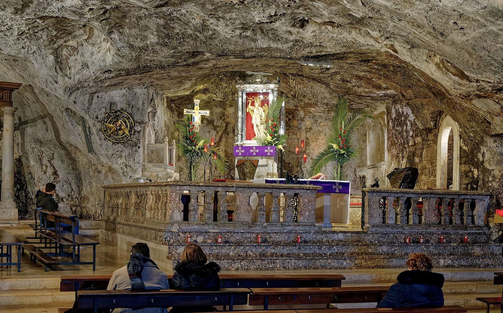 der Altar der Grotte unter dem Felsen, mit der Nische des heiligen Michael