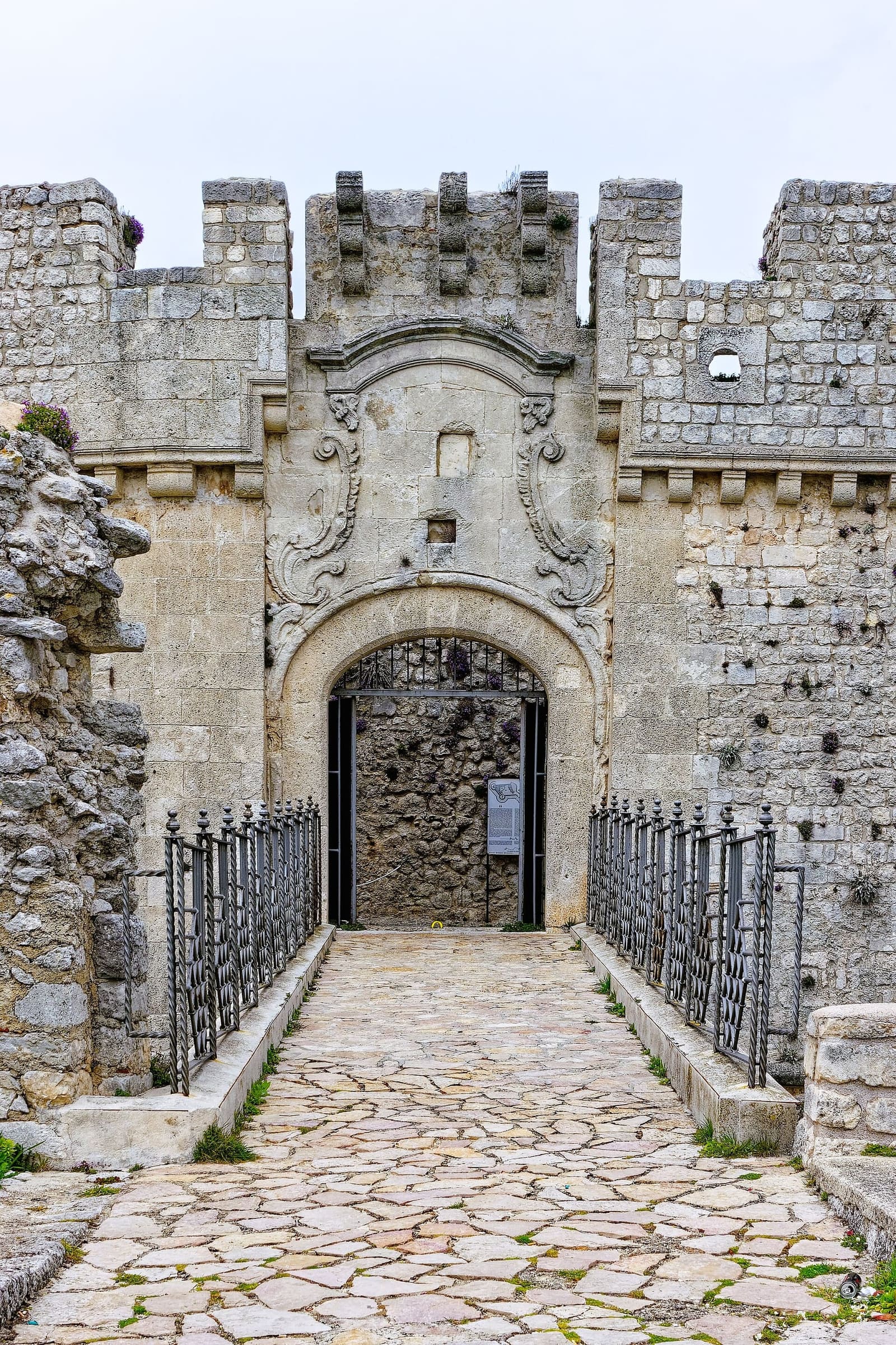 die Brücke und das Portal der Burg