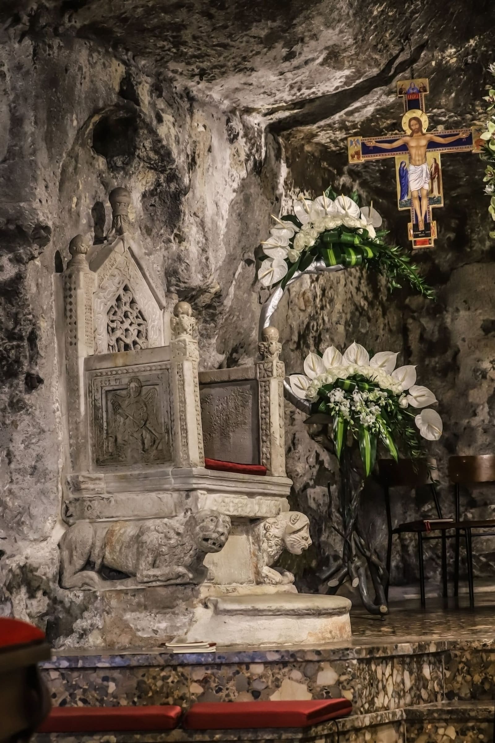 der Bischofsthron aus Marmor, mit den kauernden Löwen am Sockel