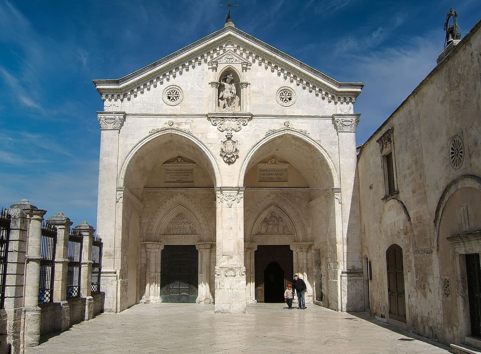 die zwei Bögen des Atriums des Heiligtums, an der via della Basilica