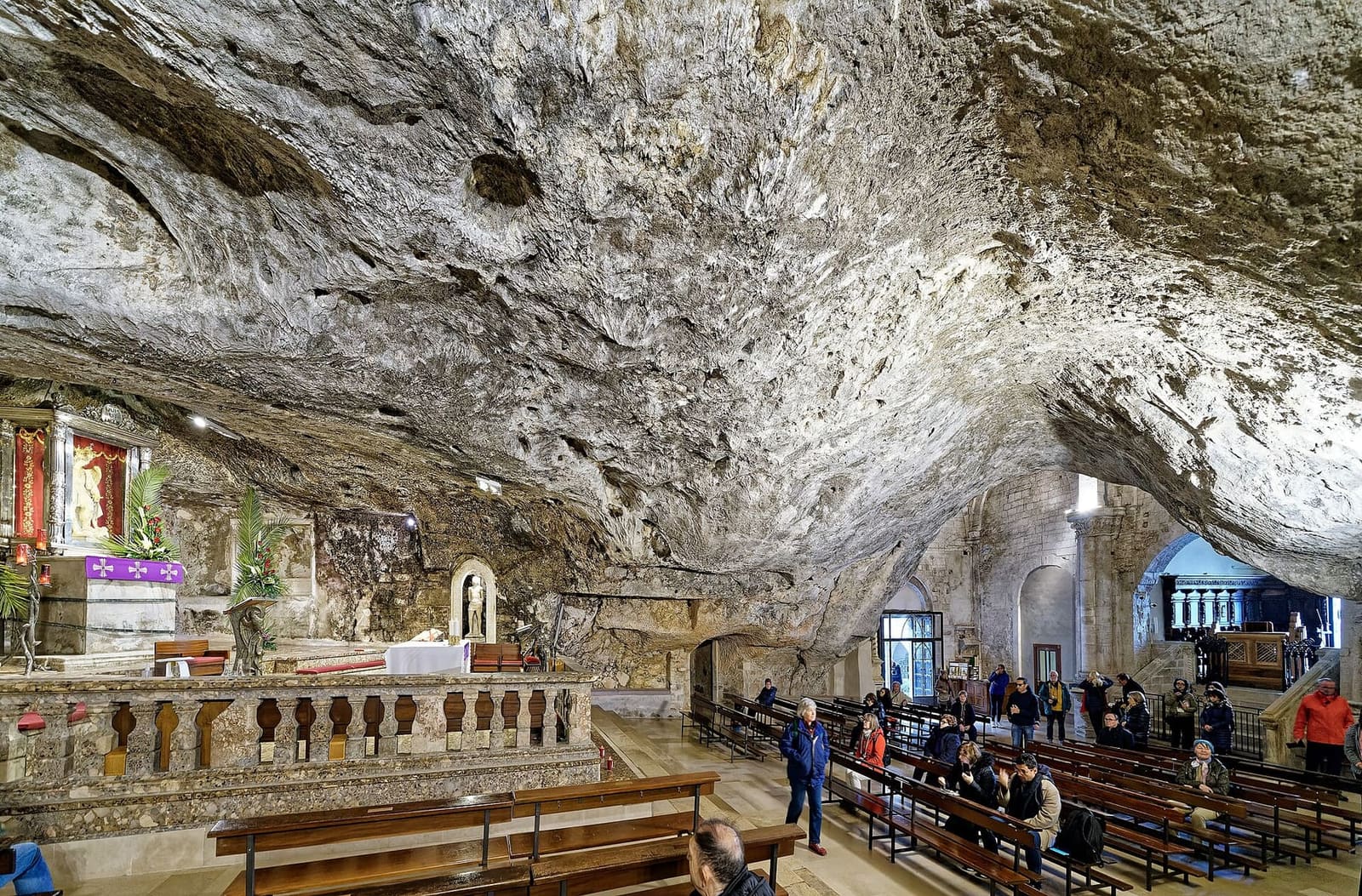 die Grotte des Erzengels, mit dem Felsgewölbe über dem Altar und den Bänken