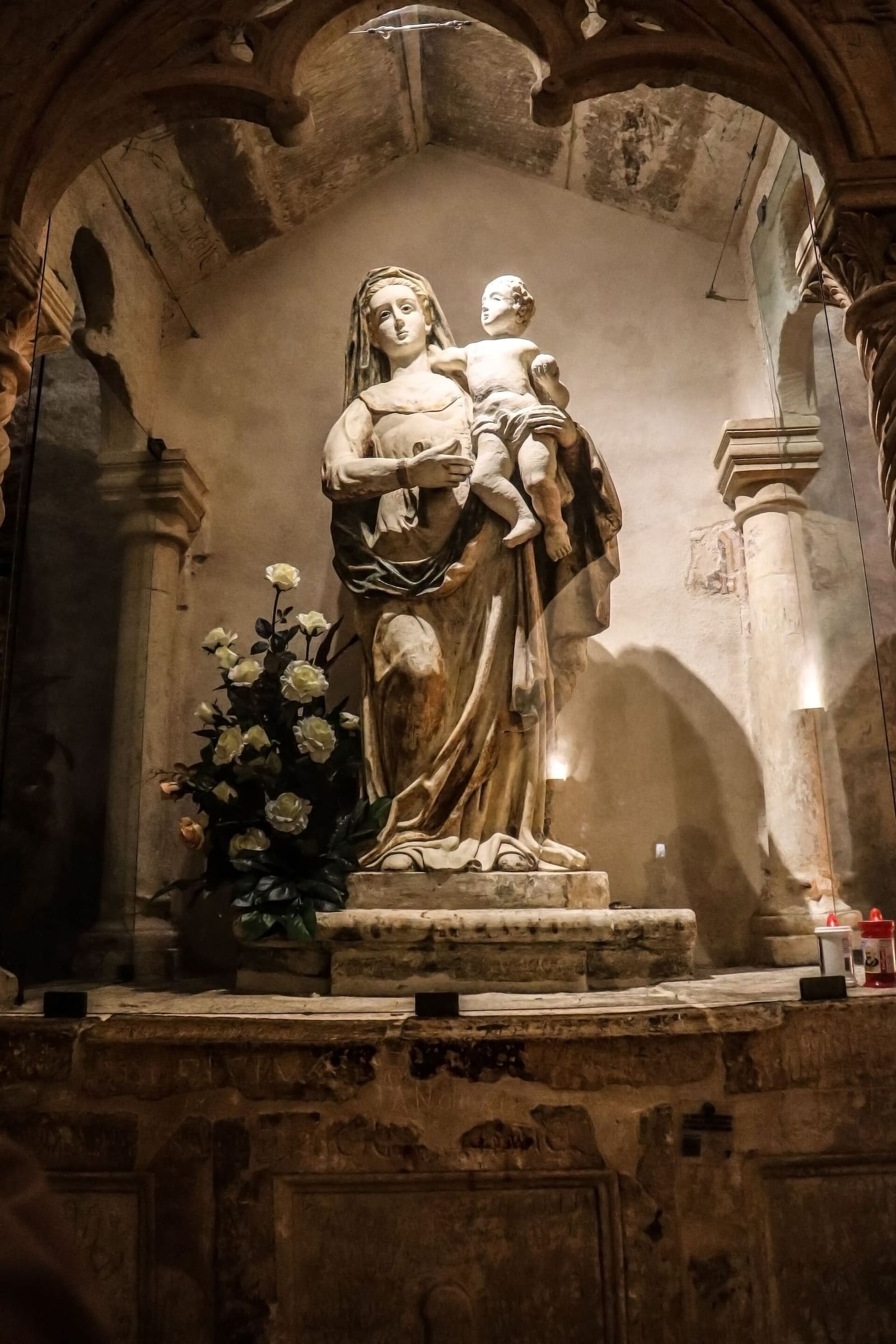 eine Madonna mit Kind aus Marmor, in einer Kapelle der Grotte