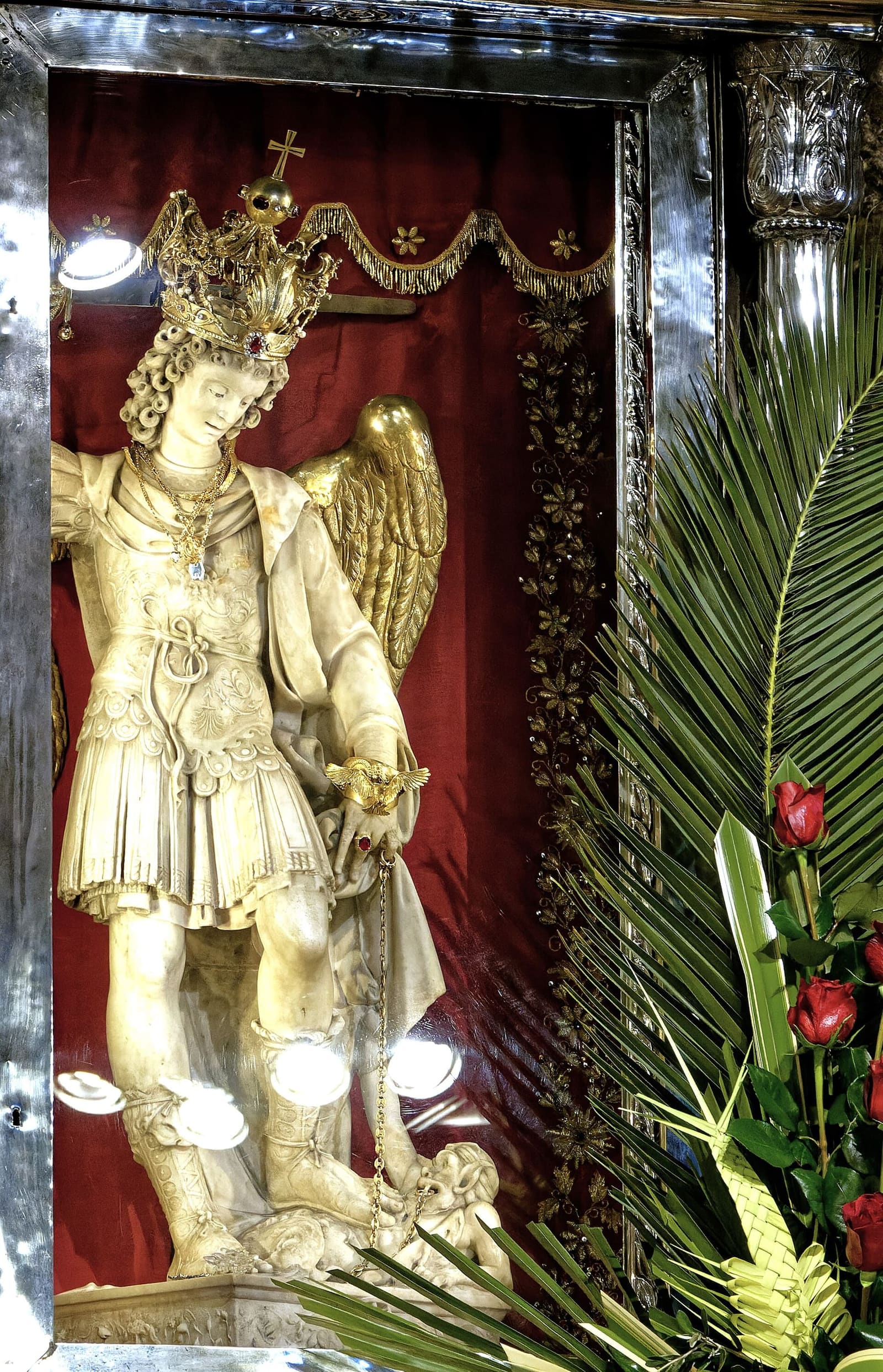 die Marmorstatue des heiligen Michael, von 1507, in ihrer Nische