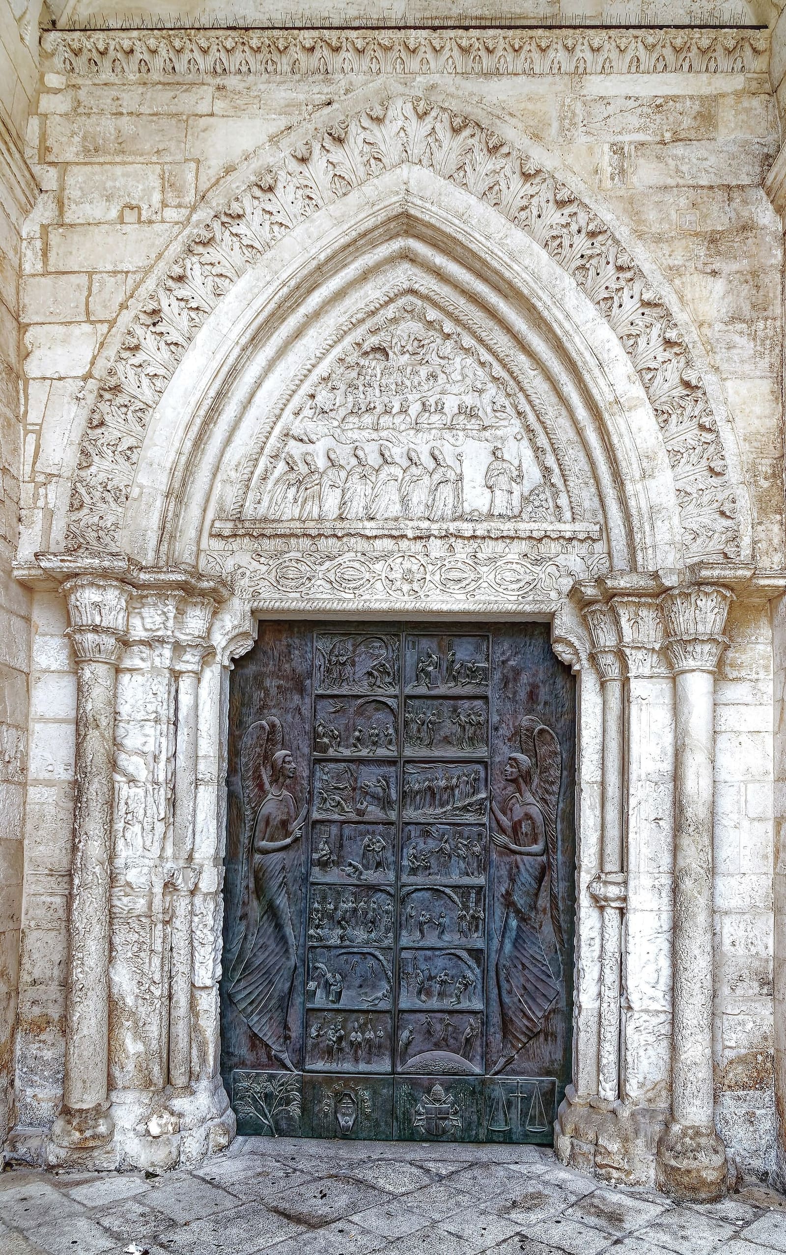 die Bronzetüren, 1076 in Konstantinopel gefertigt, unter dem gotischen Bogen