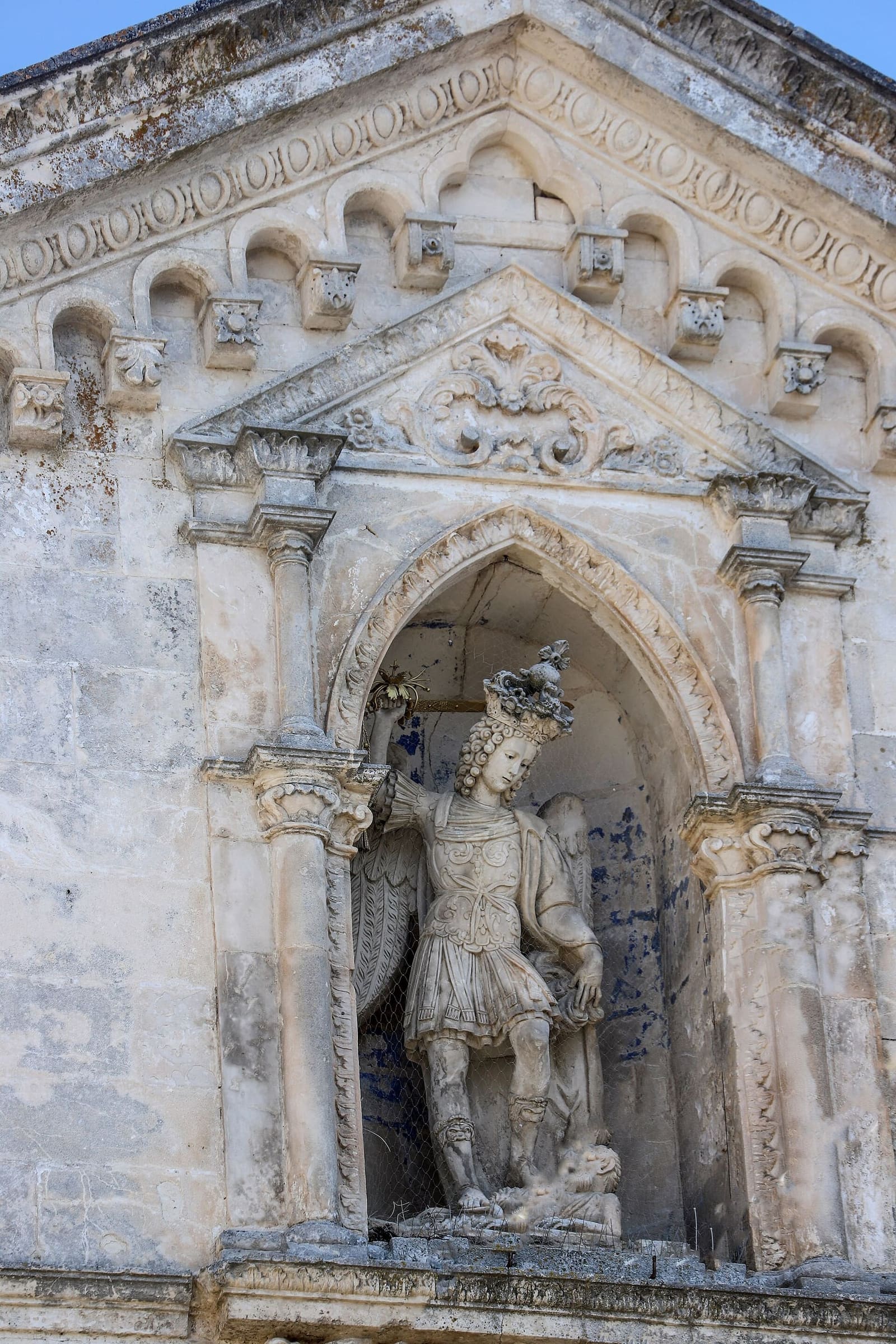 die Statue des heiligen Michael in ihrer Nische, über dem Atrium